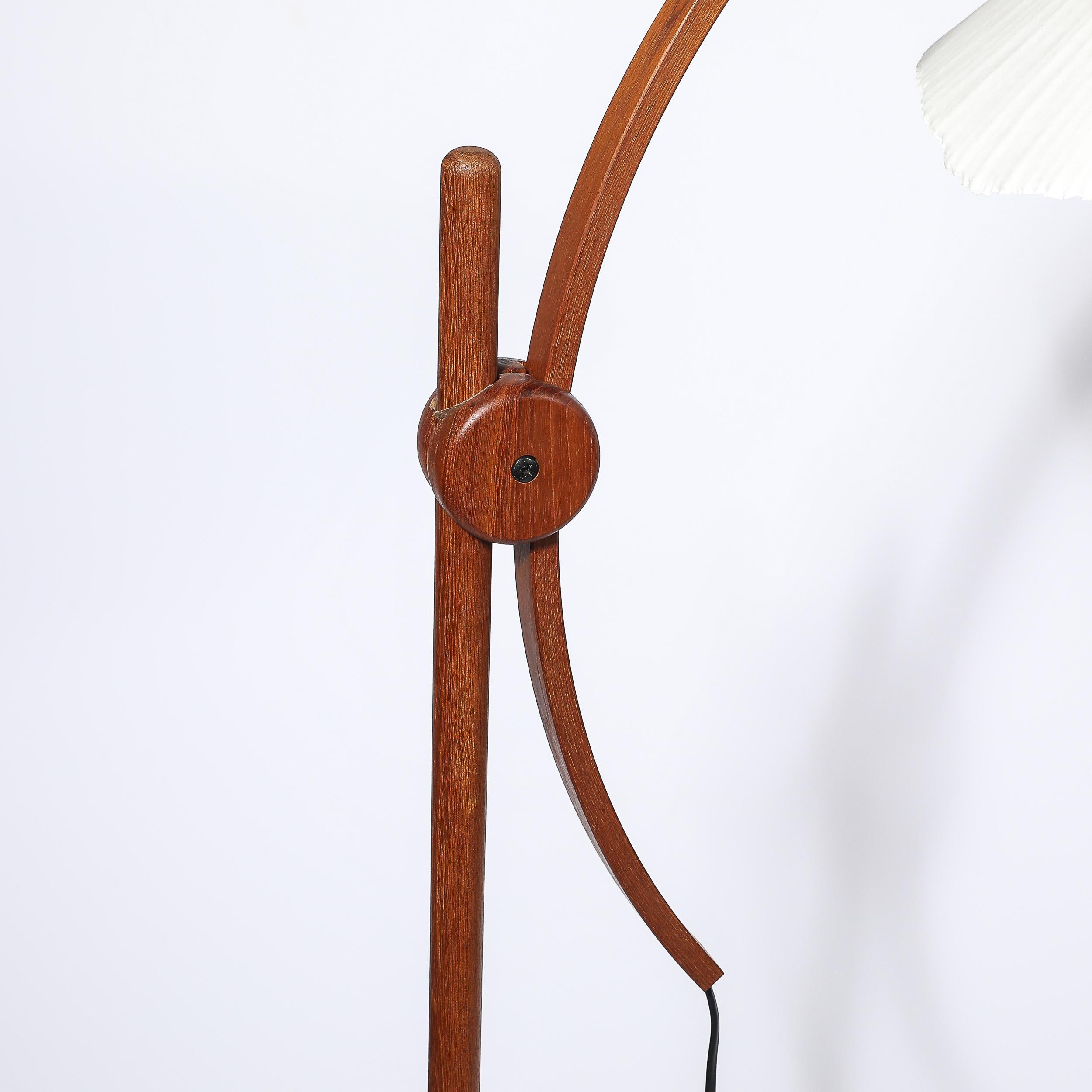 Lampada da terra regolabile in teak scultoreo di metà secolo con paralume in carta d'archivio personalizzato in vendita 4