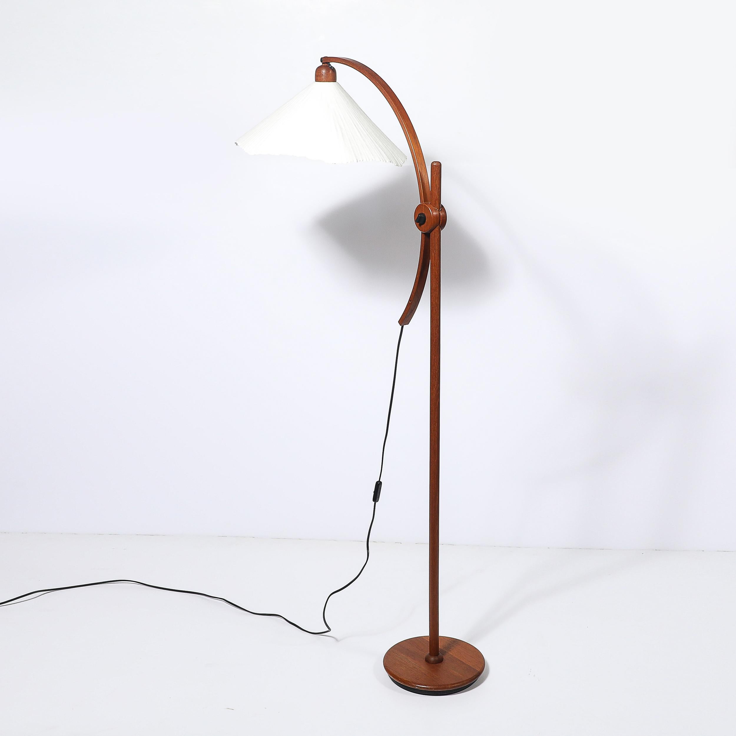Lampada da terra regolabile in teak scultoreo di metà secolo con paralume in carta d'archivio personalizzato in vendita 1