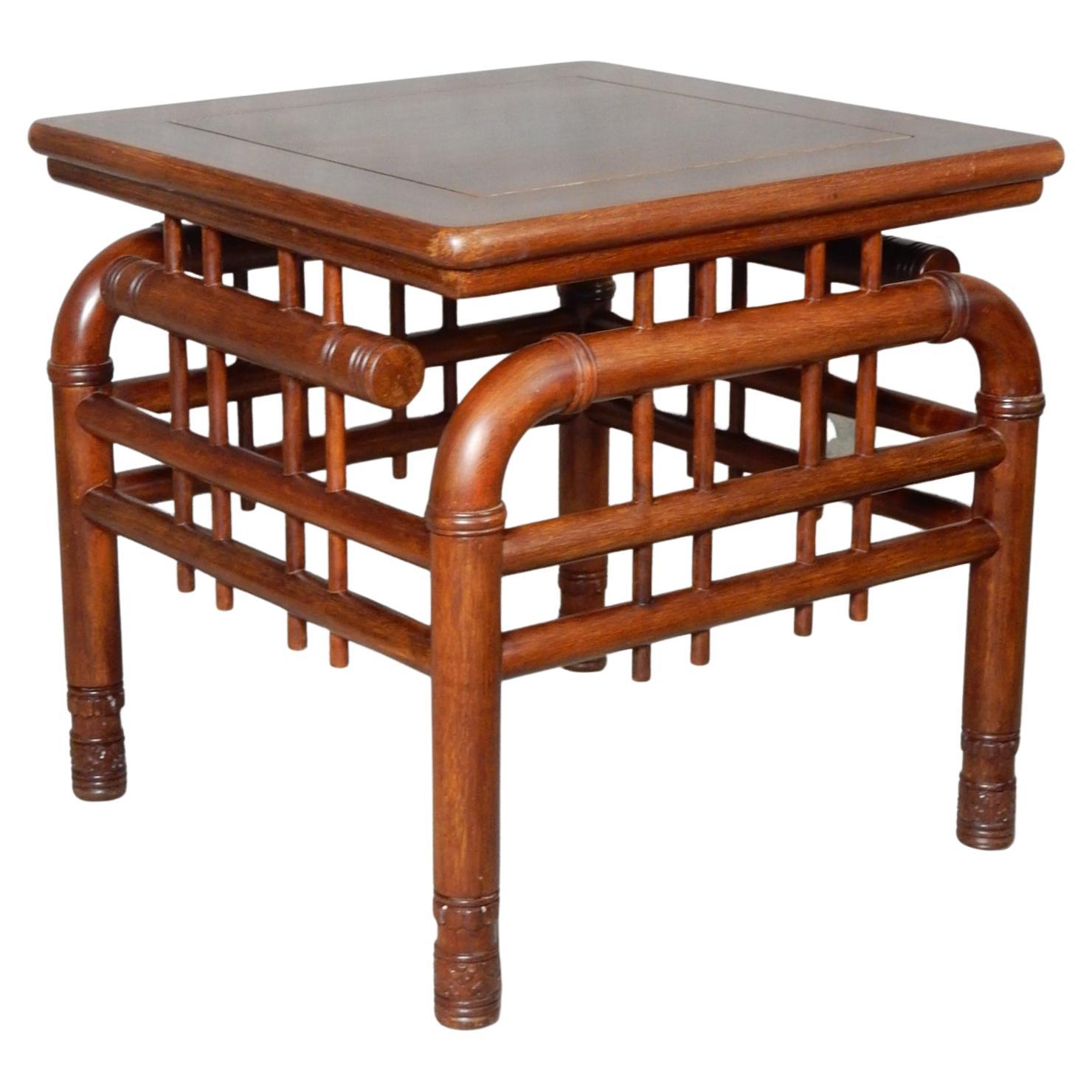 Paire assortie de tables d'appoint en teck sculpté des années 1950.
Tiges tubulaires en teck de 2