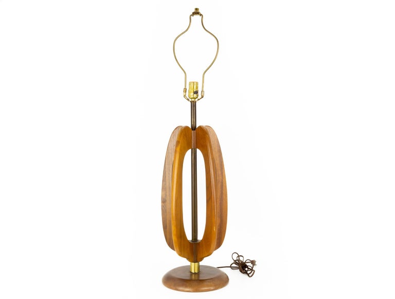 Mid Century Sculptural Walnut and Brass Table Lamp For Sale at 1stDibs