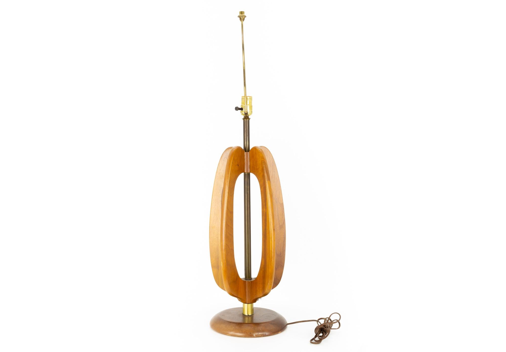 Mid Century Sculptural Walnut and Brass Table Lamp In Good Condition For Sale In Countryside, IL