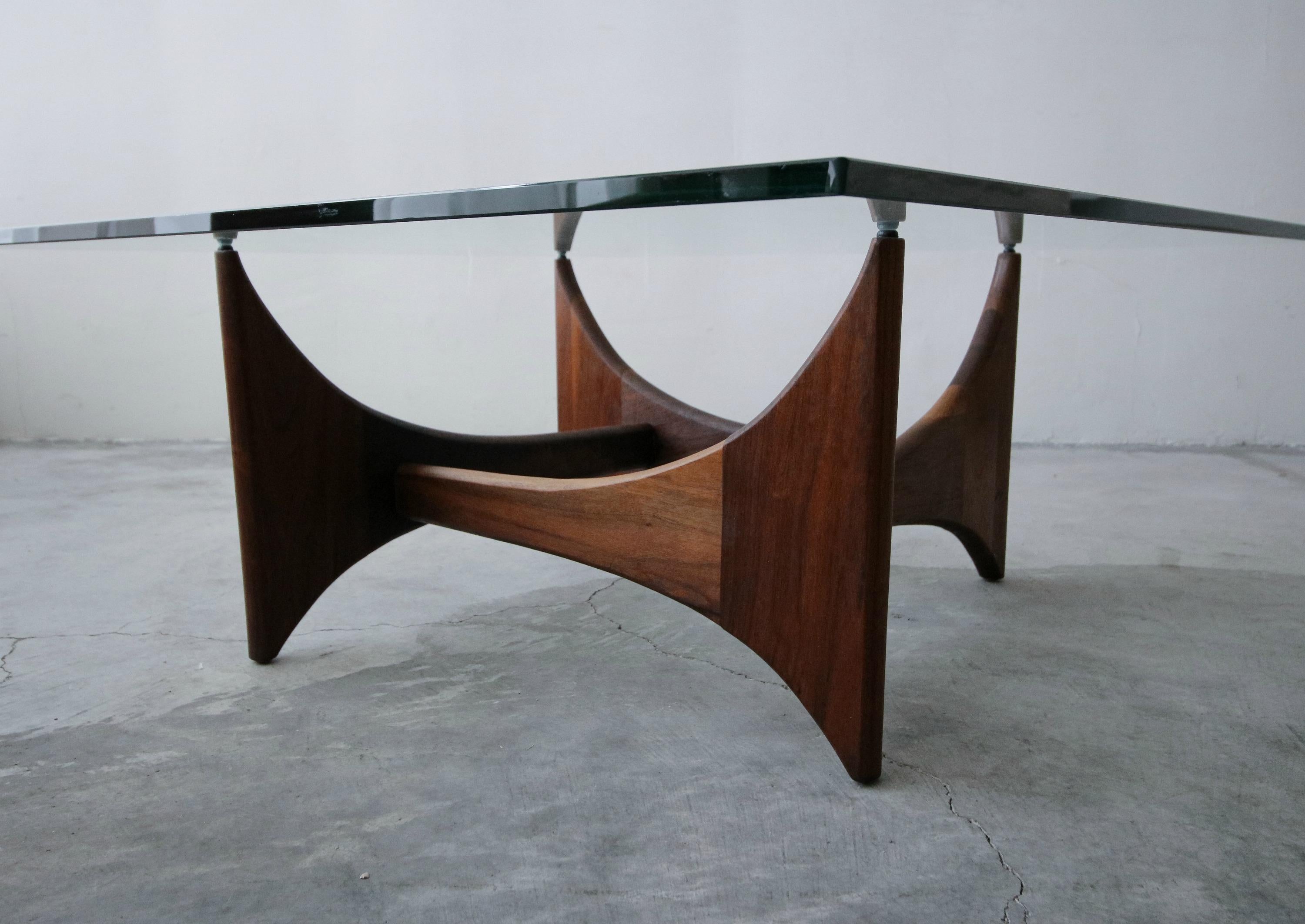 A midcentury Classic by Adrian Pearsall. This sculpted, solid walnut coffee table is a beautiful piece. Thick glass top.

Table is solid and in excellent condition.