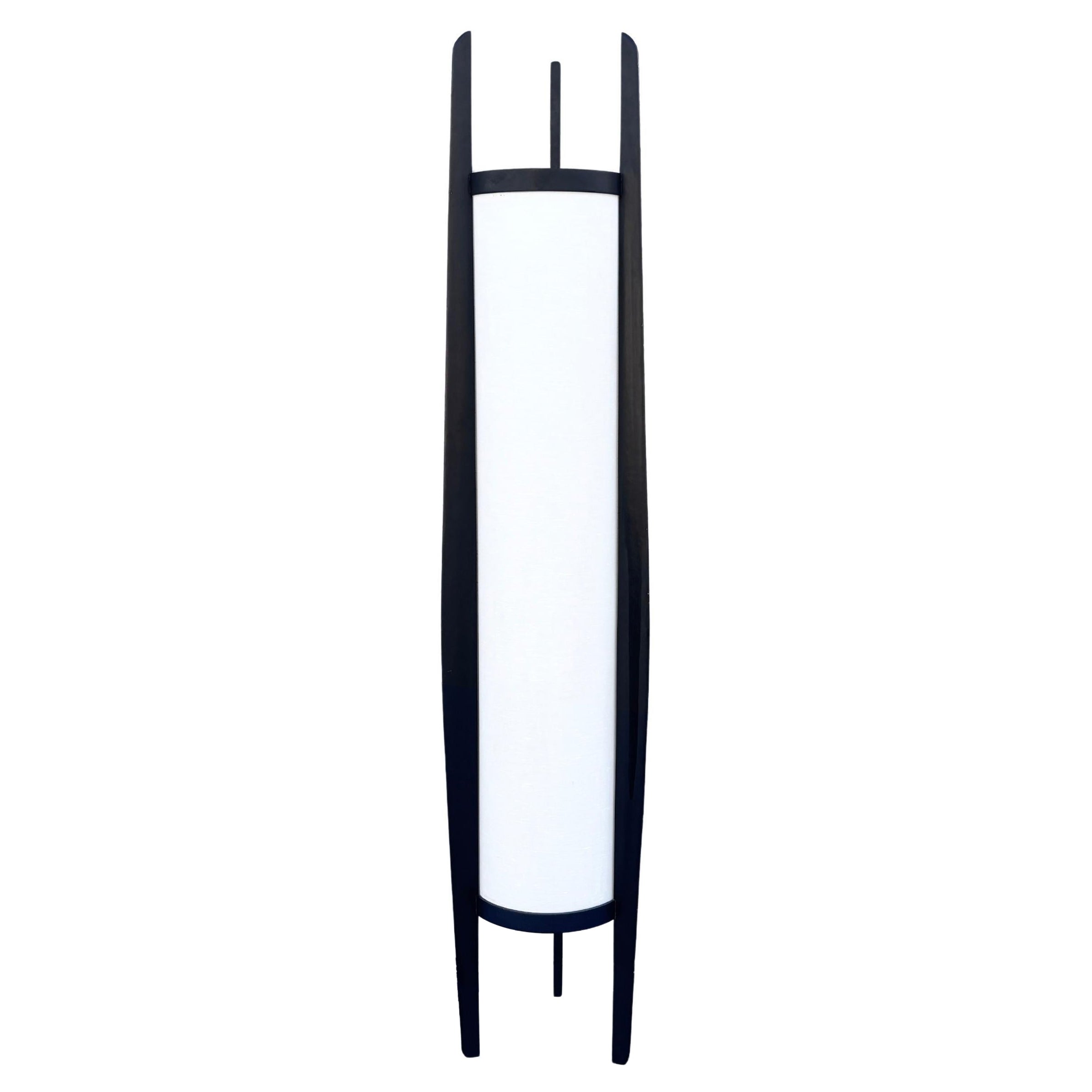 Skulpturale Stehlampe aus Walnussholz im Mid-Century-Stil von Modeline, 1960er Jahre im Angebot