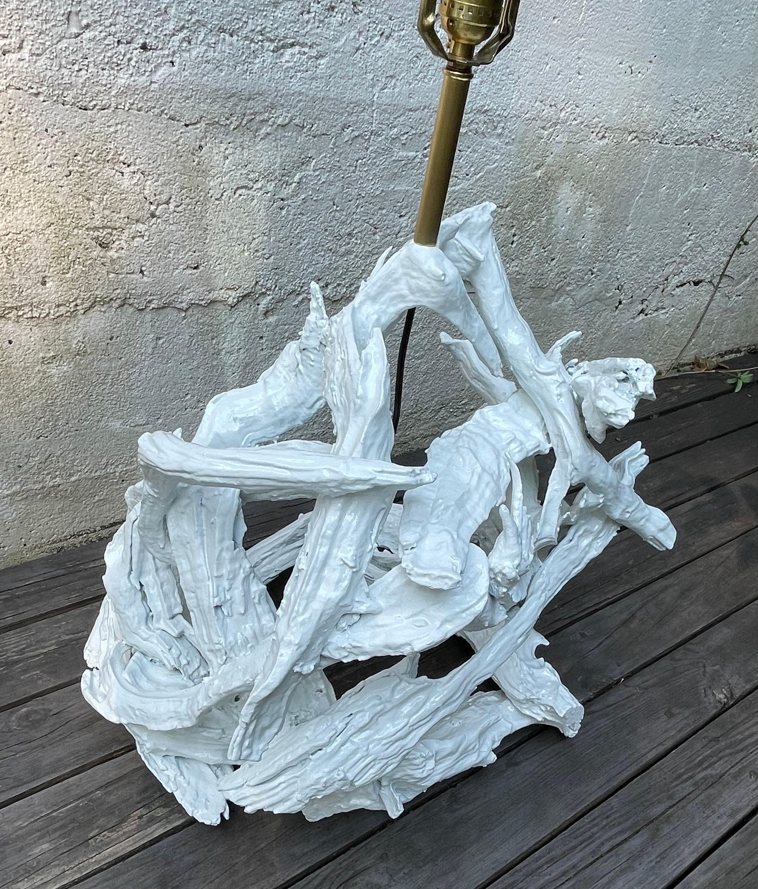 Moulé Lampe de table blanche sculpturale dans le style de Carole Stupell en vente