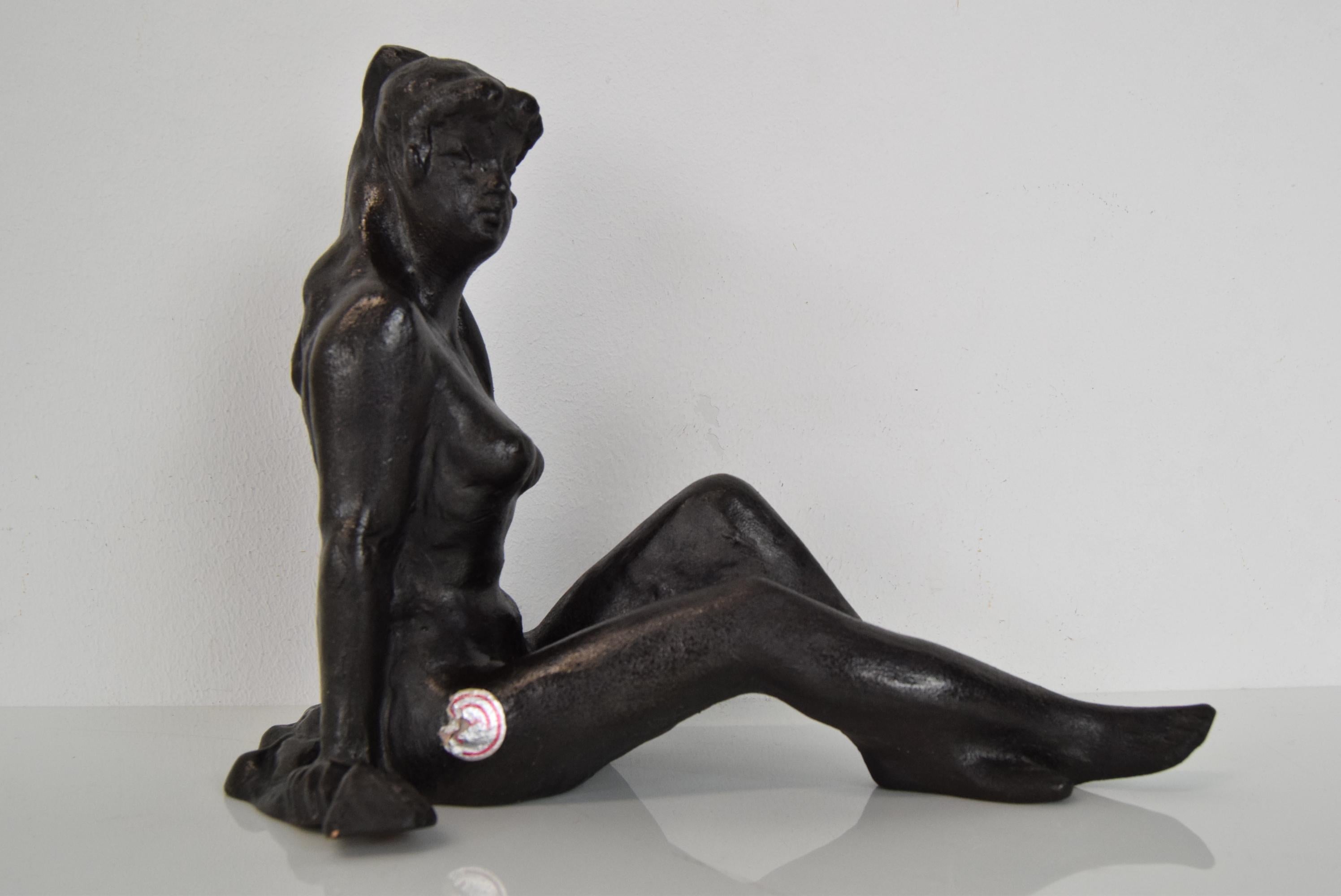 Fabriqué en Tchécoslovaquie
En céramique
La statue d'une jeune fille assise est signée par l'auteur.
Bon état vintage