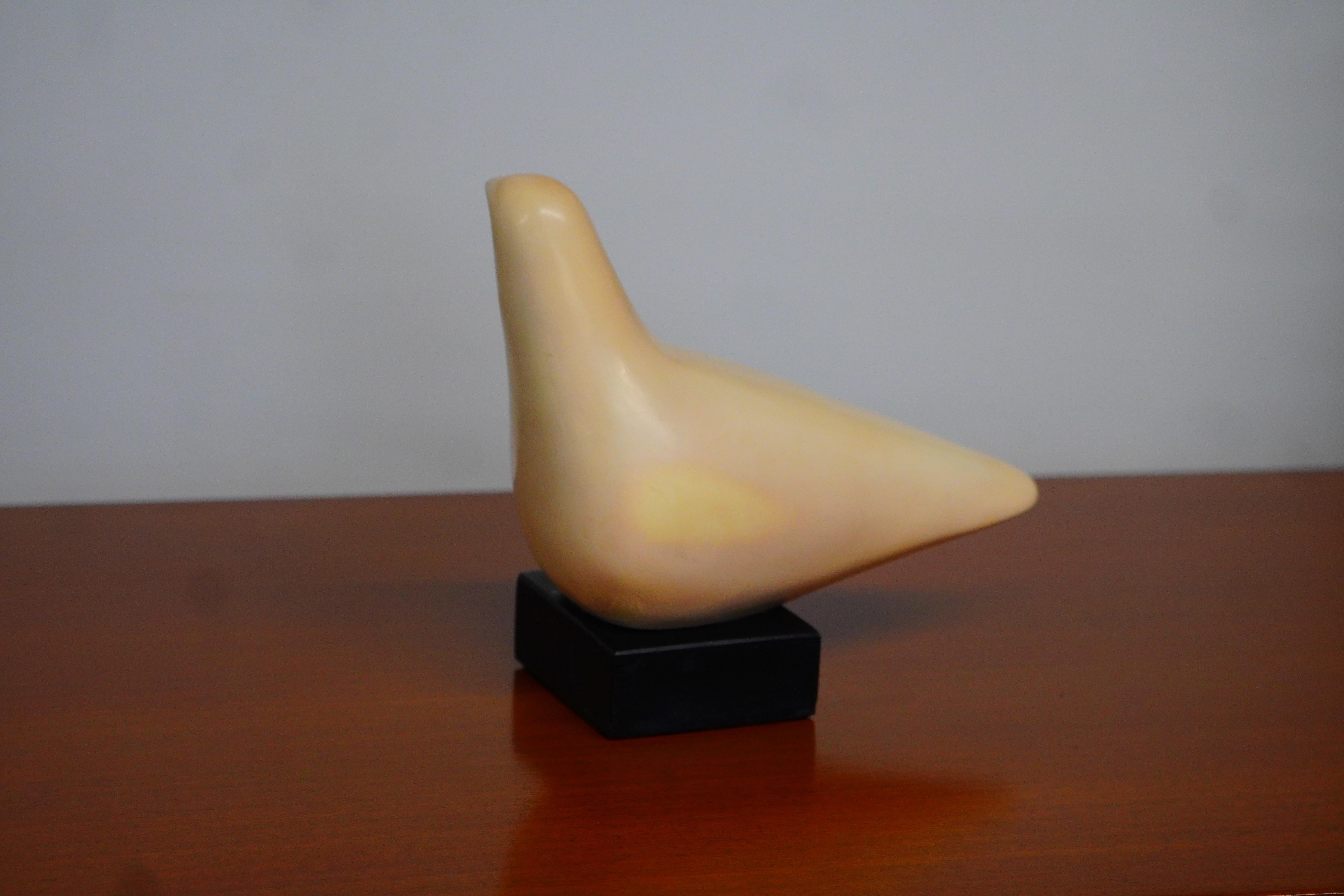 Un bel exemple de sculpture des années 1960 de la célèbre artiste Cleo Hartwig.  Il s'agit de sa colombe de la paix emblématique qui a été reproduite par Sculptor Collectors.  

Cette pièce est signée 