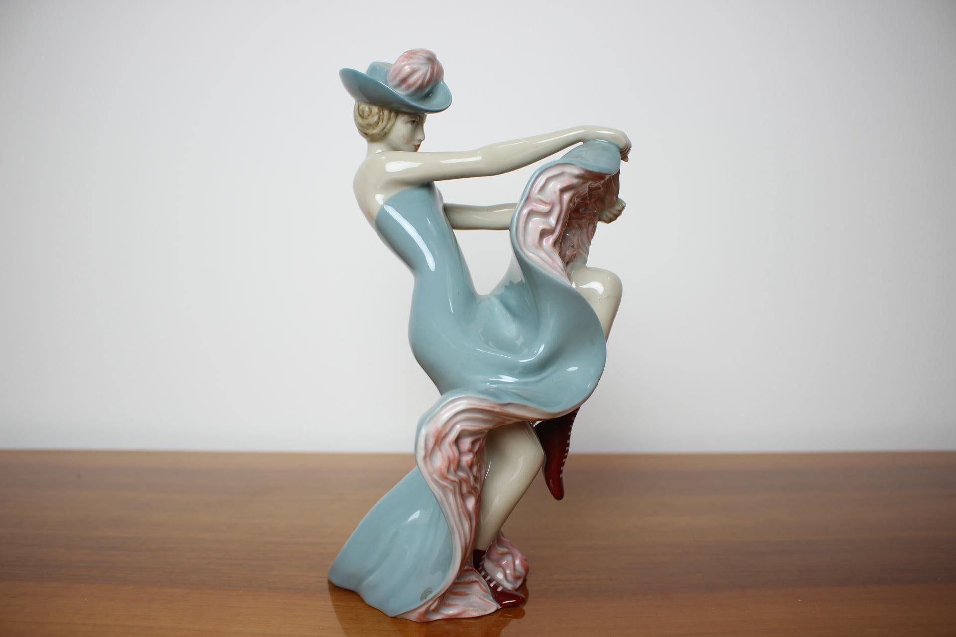 Mid-Century Modern Sculpture de femme dansante du milieu du siècle dernier conçue par Vladimr David pour Royal Dux, 195 en vente