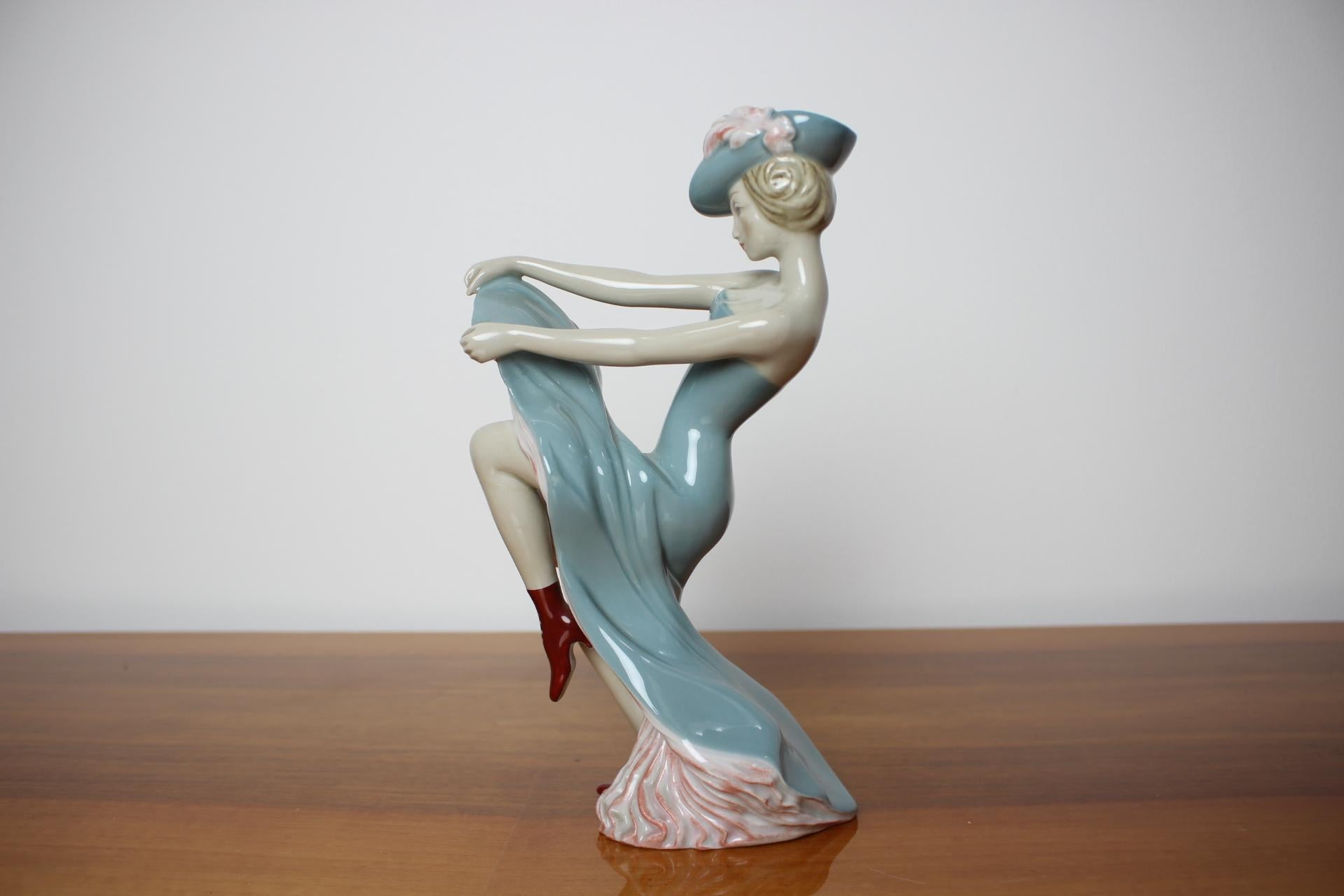 Milieu du XXe siècle Sculpture de femme dansante du milieu du siècle dernier conçue par Vladimr David pour Royal Dux, 195 en vente