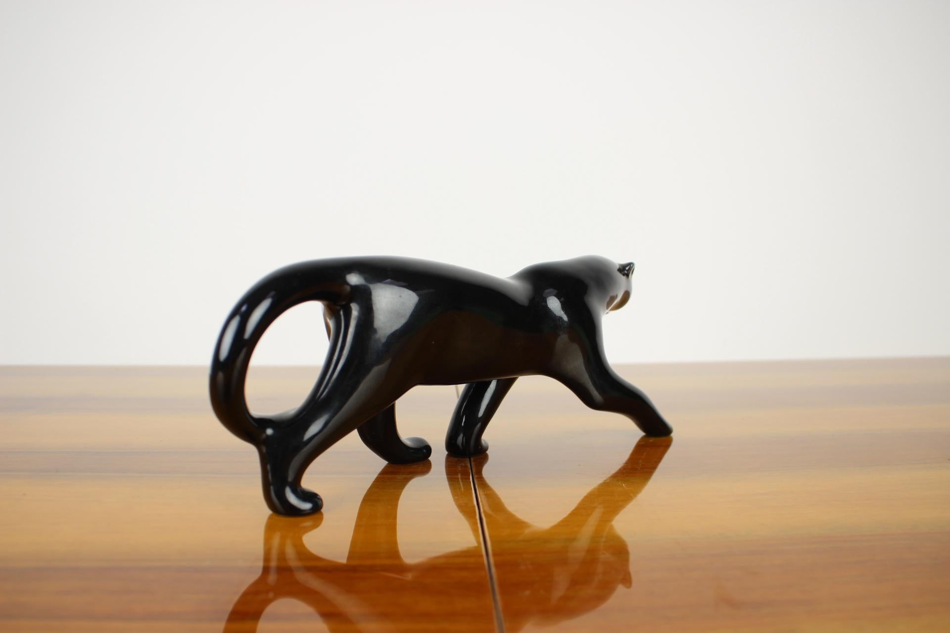Skulptur eines schwarzen Panthers aus der Mitte des Jahrhunderts, 1960er Jahre (Keramik)