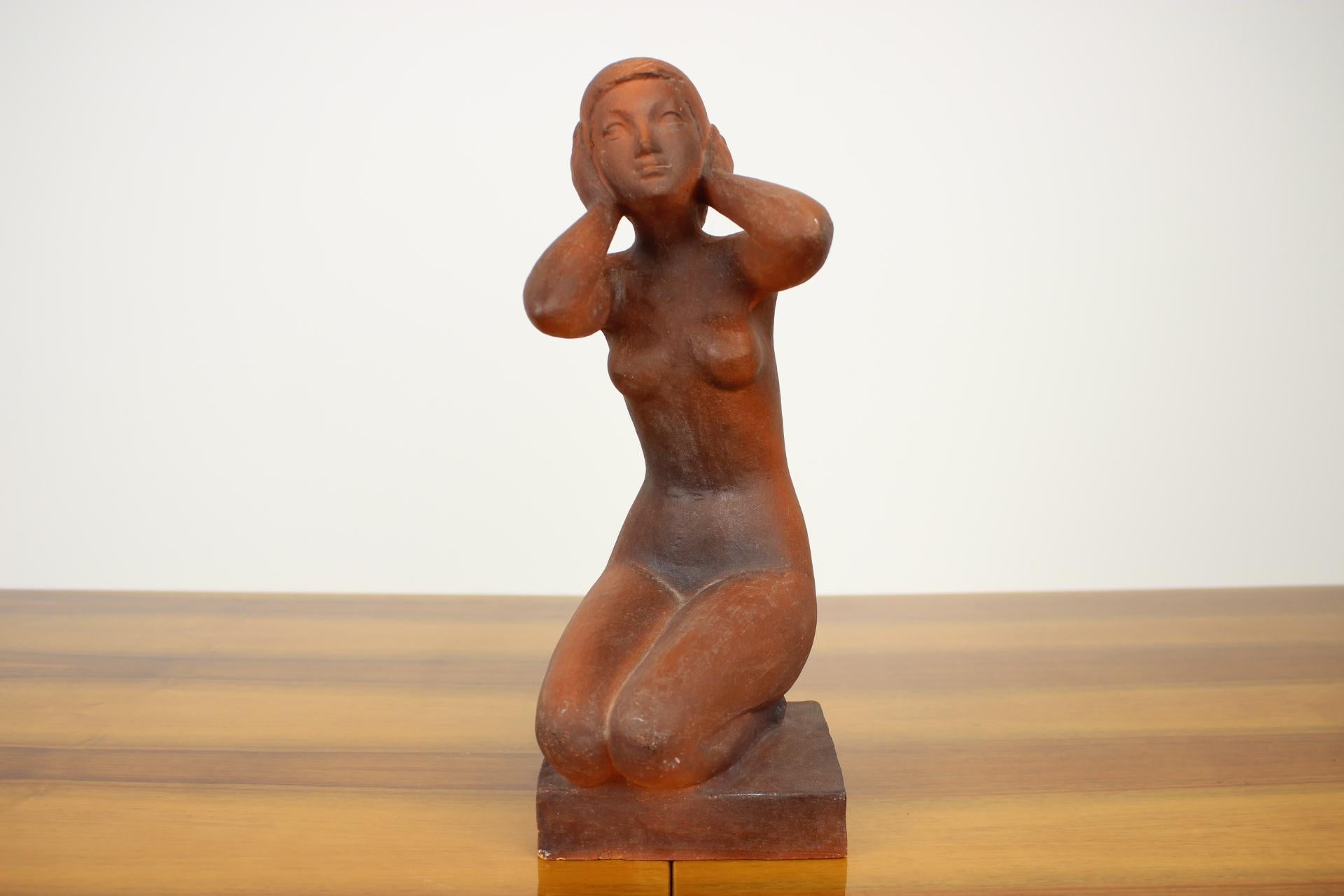 Mid-Century Modern Sculpture du milieu du siècle dernier de femmes nues assises tenant un nu conçue par Jitka Forejtov, années 1960 en vente