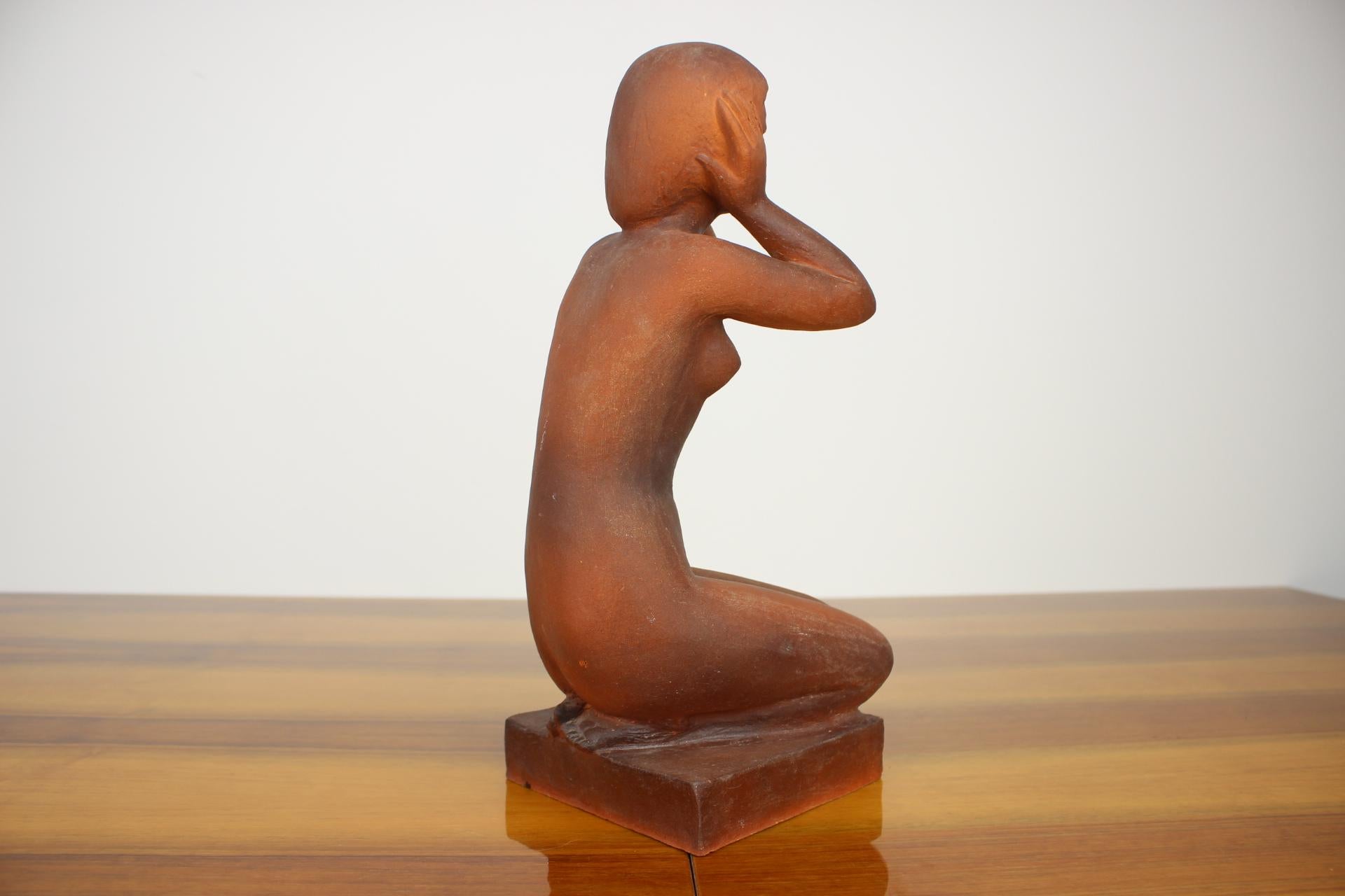 Tchèque Sculpture du milieu du siècle dernier de femmes nues assises tenant un nu conçue par Jitka Forejtov, années 1960 en vente
