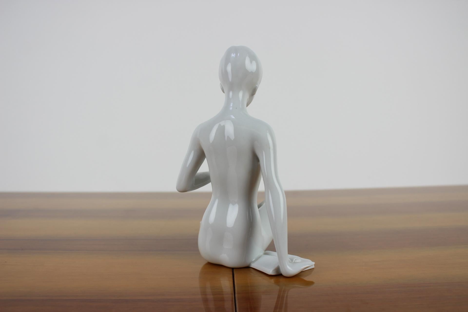 Mid-Century Modern Sculpture du milieu du siècle dernier d'une femme nue assise tenant un nu, Royal Dux, années 1960 en vente