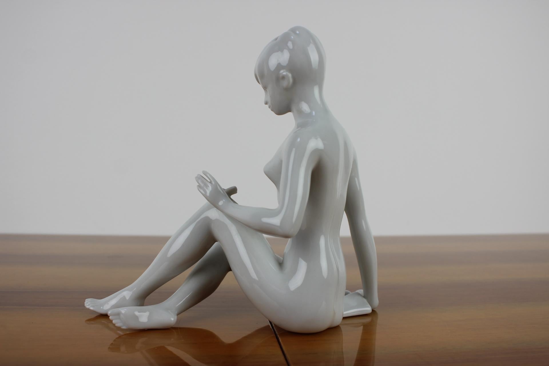 Tchèque Sculpture du milieu du siècle dernier d'une femme nue assise tenant un nu, Royal Dux, années 1960 en vente