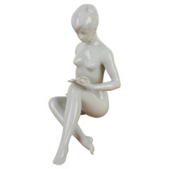 Sculpture du milieu du siècle dernier d'une femme nue assise tenant un nu, Royal Dux, années 1960