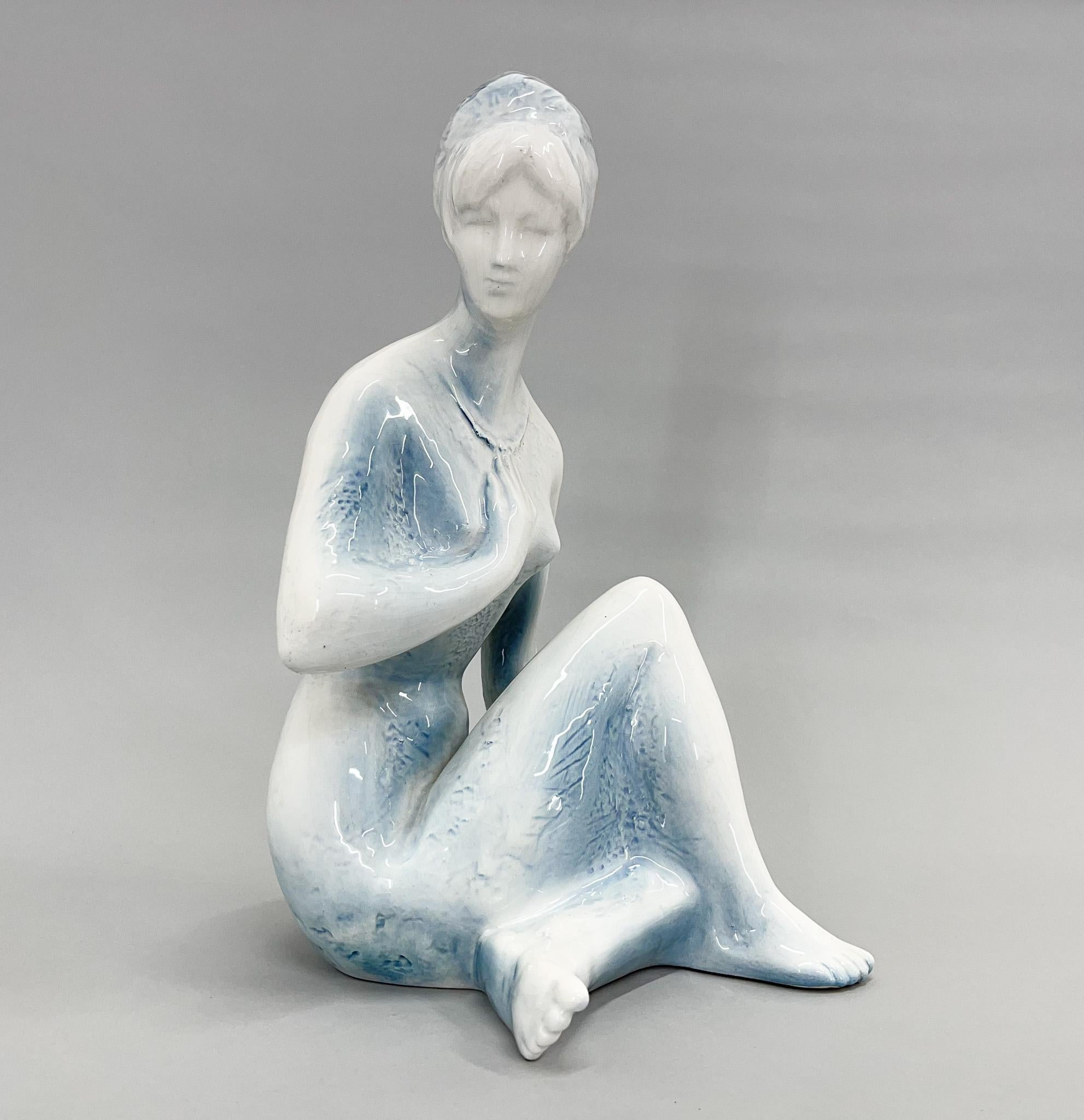 Schöne glasierte Keramikstatue von Bohumil Kokrda aus dem Jahr 1967 in der Tschechoslowakei. Die Statue eines sitzenden Mädchens ist von der Autorin signiert. Die Skulptur ist in gutem Vintage-Zustand mit originalem Aufkleber von Jihokera Bechyne