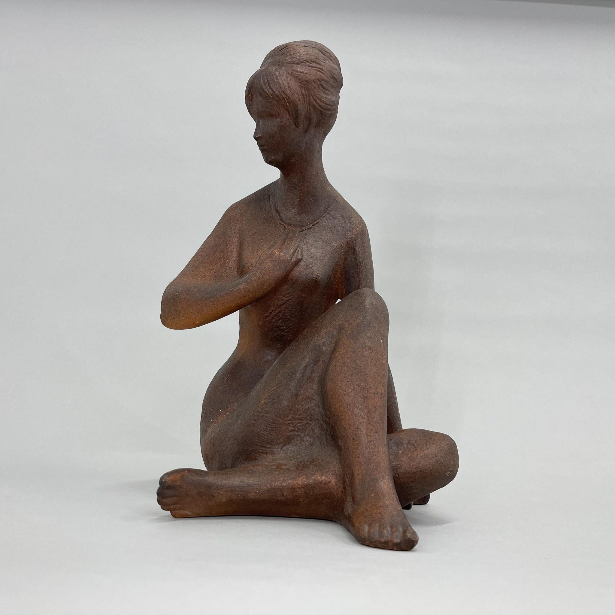 Belle statue en céramique patinée réalisée par Bohumil Kokrda en 1967 en Tchécoslovaquie. La statue d'une jeune fille assise est signée par l'auteur. La sculpture est en bon état vintage.