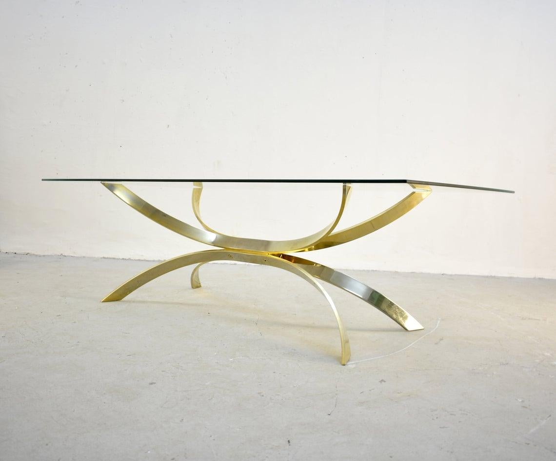 Bellissimo tavolino scultoreo italiano extra-large degli anni '70

Designer e produttore sconosciuto

Design alla maniera di Osvaldo Borsani

La base in acciaio pesante ha una finitura dorata che presenta moderate tracce di usura: ci sono