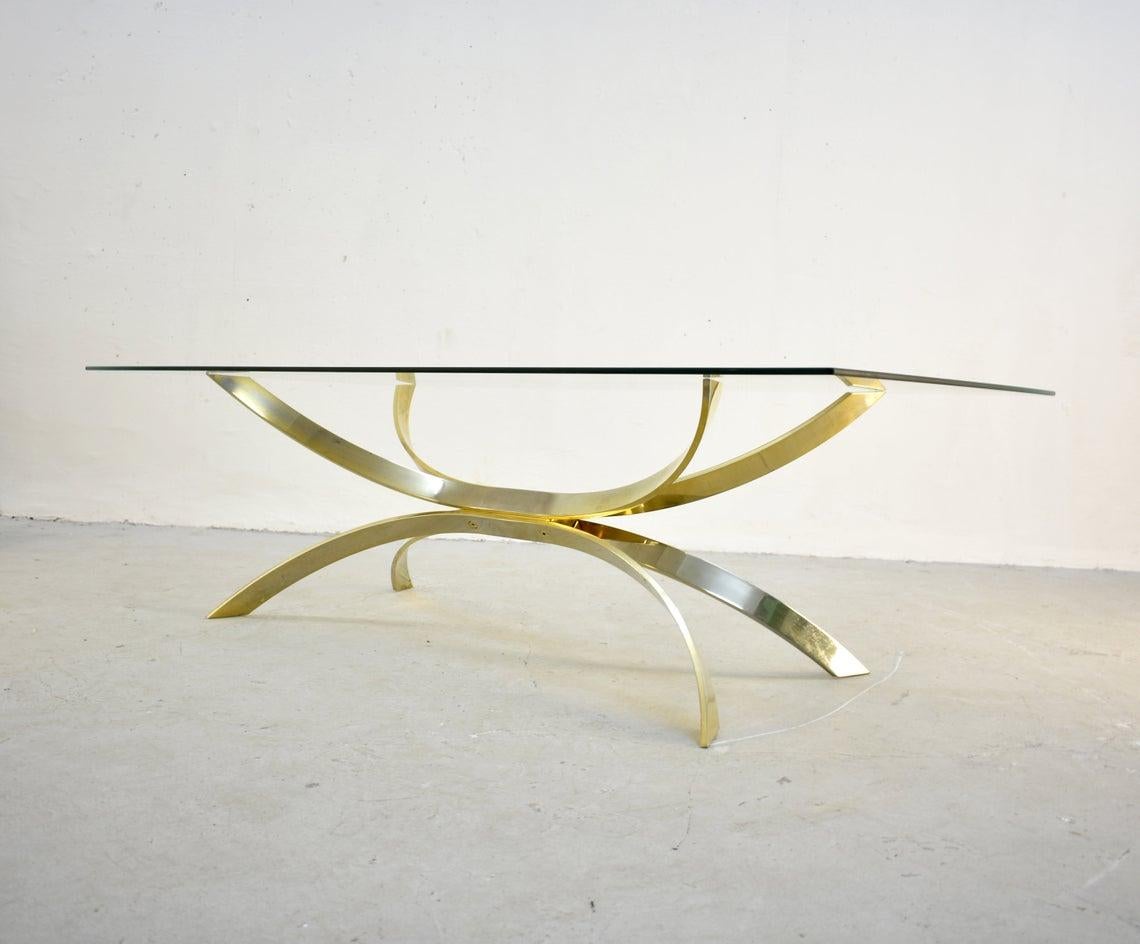 Schöner übergroßer italienischer skulpturaler Couchtisch aus den 1970er Jahren

Unbekannter Designer und Produzent

Design in der Art von Osvaldo Borsani

Schwere Stahlsockel ist in Gold-Finish, die moderate Spuren von Verschleiß-es gibt