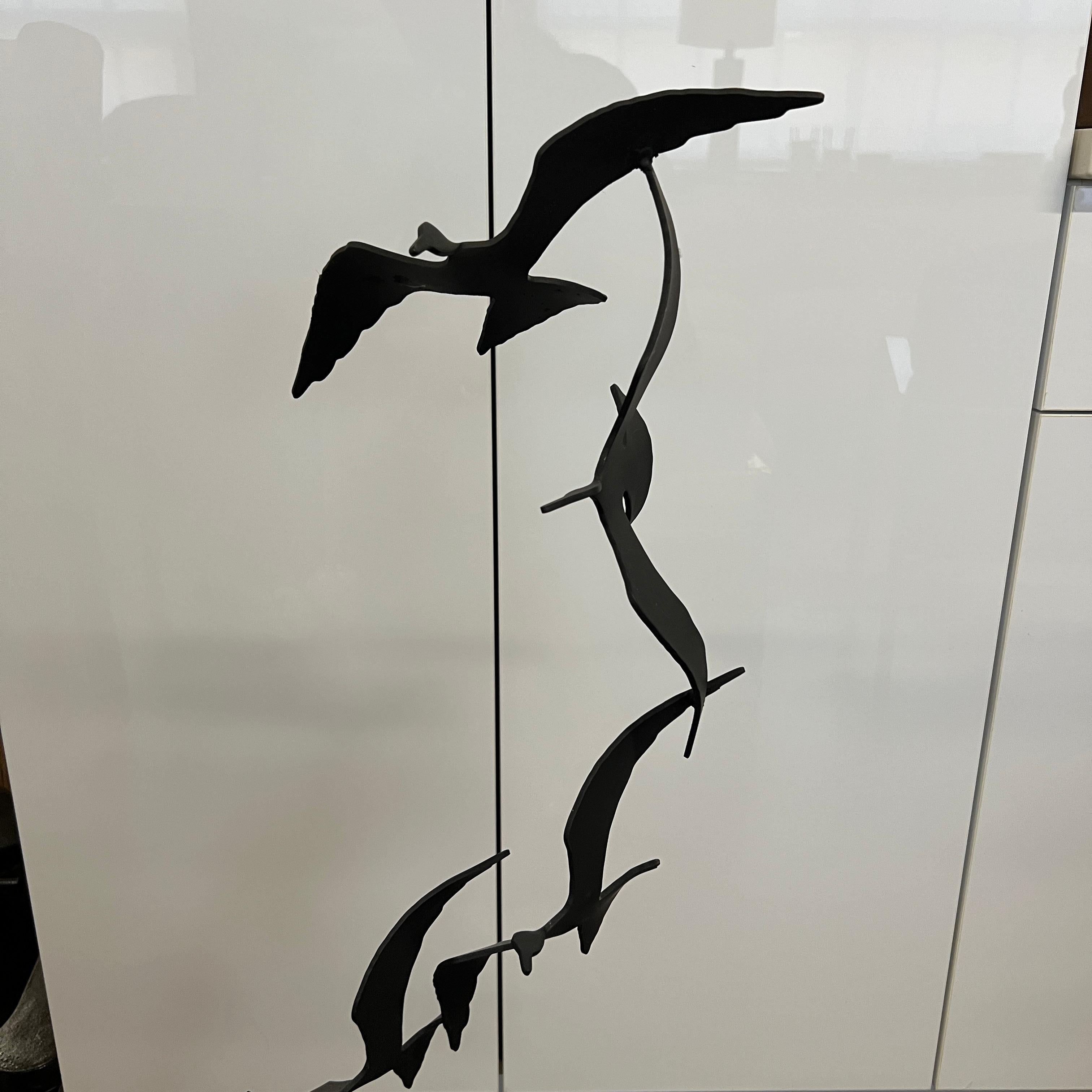 Questa graziosa scultura di metà secolo realizzata da Bijan Bahar è caratterizzata da 5 gabbiani  che sembrano volare da un'ala all'altra.  È un esempio alto e raffinato del tipo di sculture che hanno fatto guadagnare a Bijan il soprannome di 