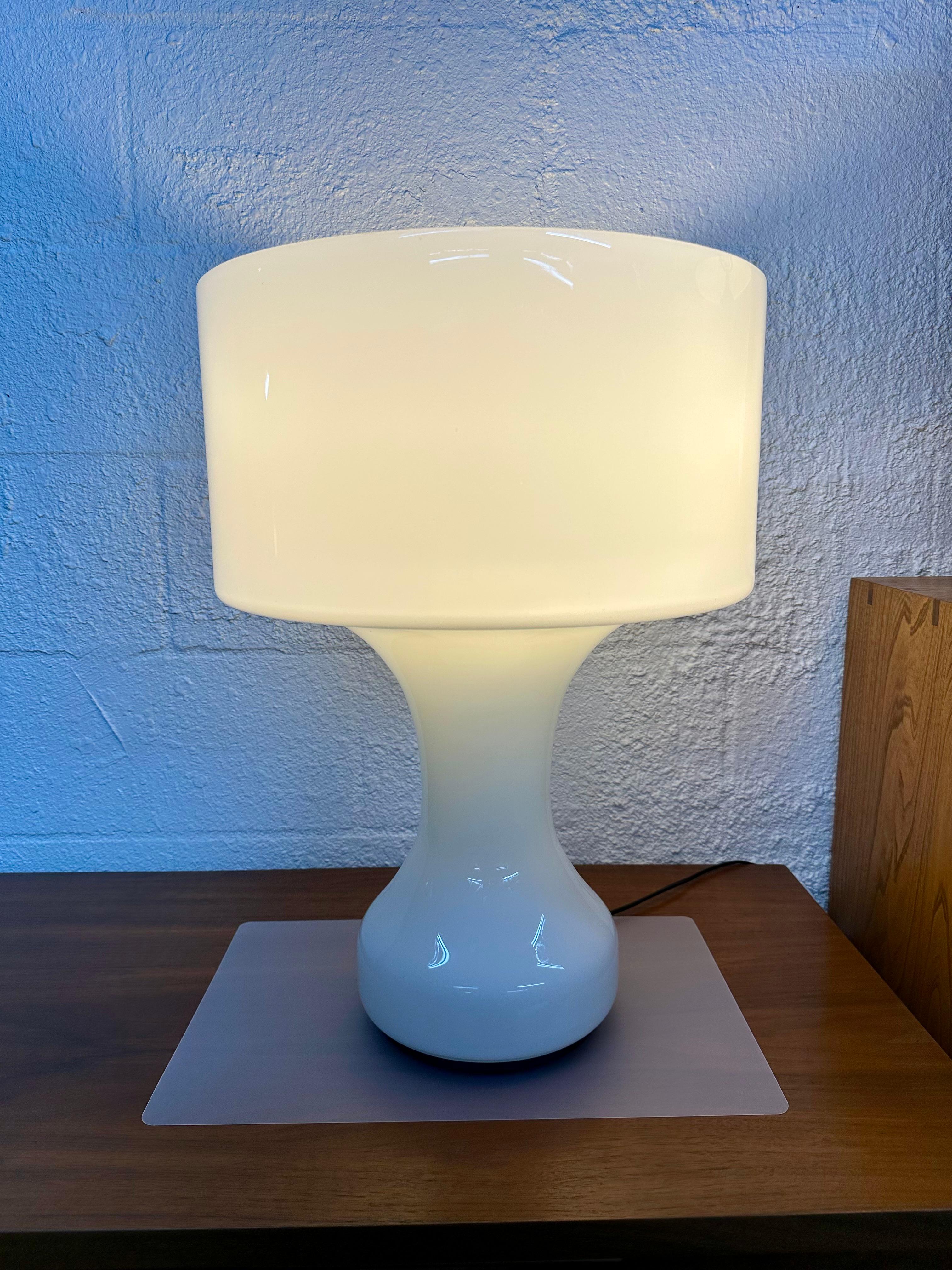 Lámpara de sobremesa italiana de cristal blanco opaco soplado a mano de mediados del siglo XX,  Modelo 