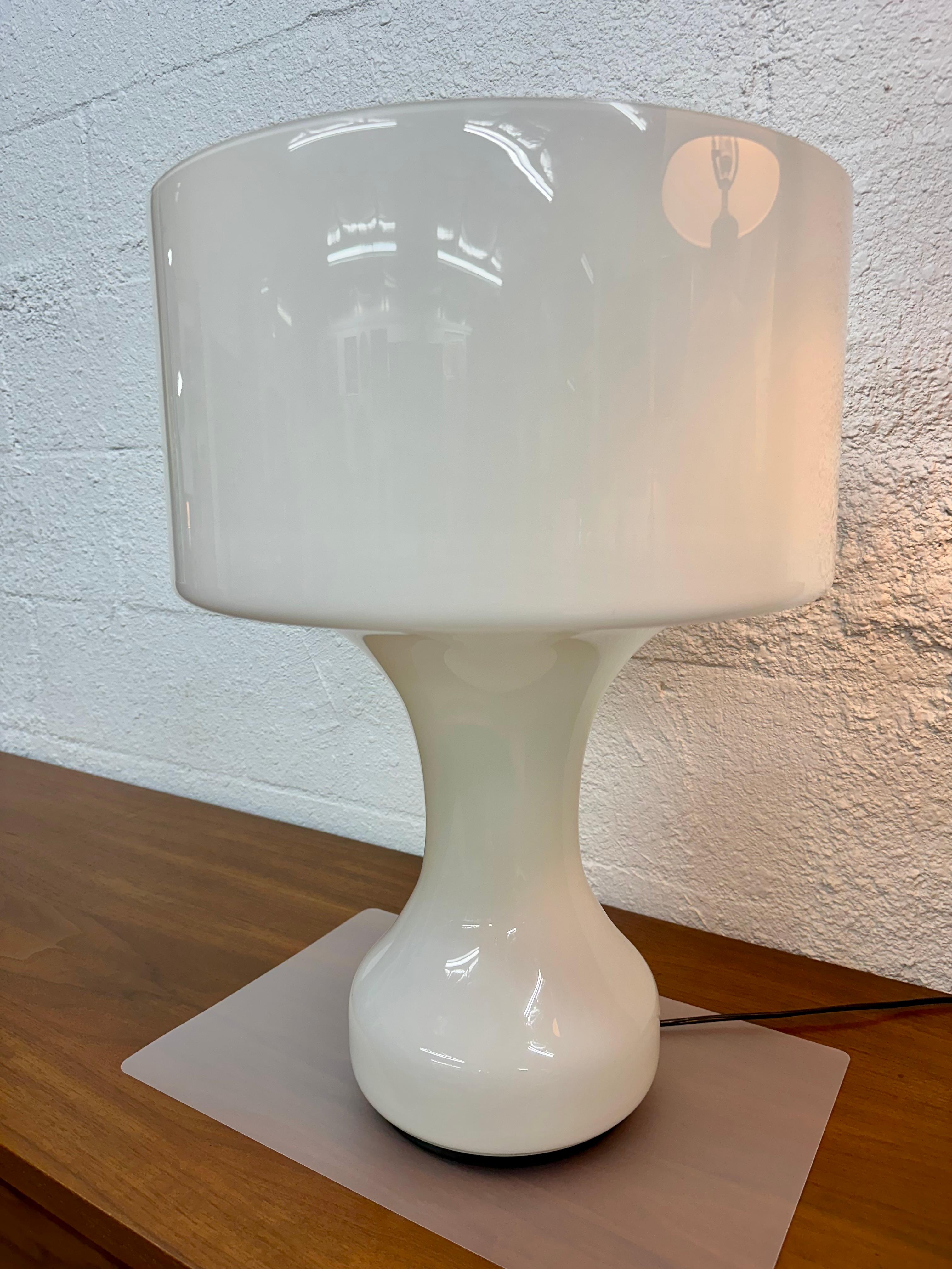 Lámpara de sobremesa de cristal Sebenica de mediados de siglo, de Enrico Capuzzo para Vistosi en Bueno estado para la venta en Lutz, FL
