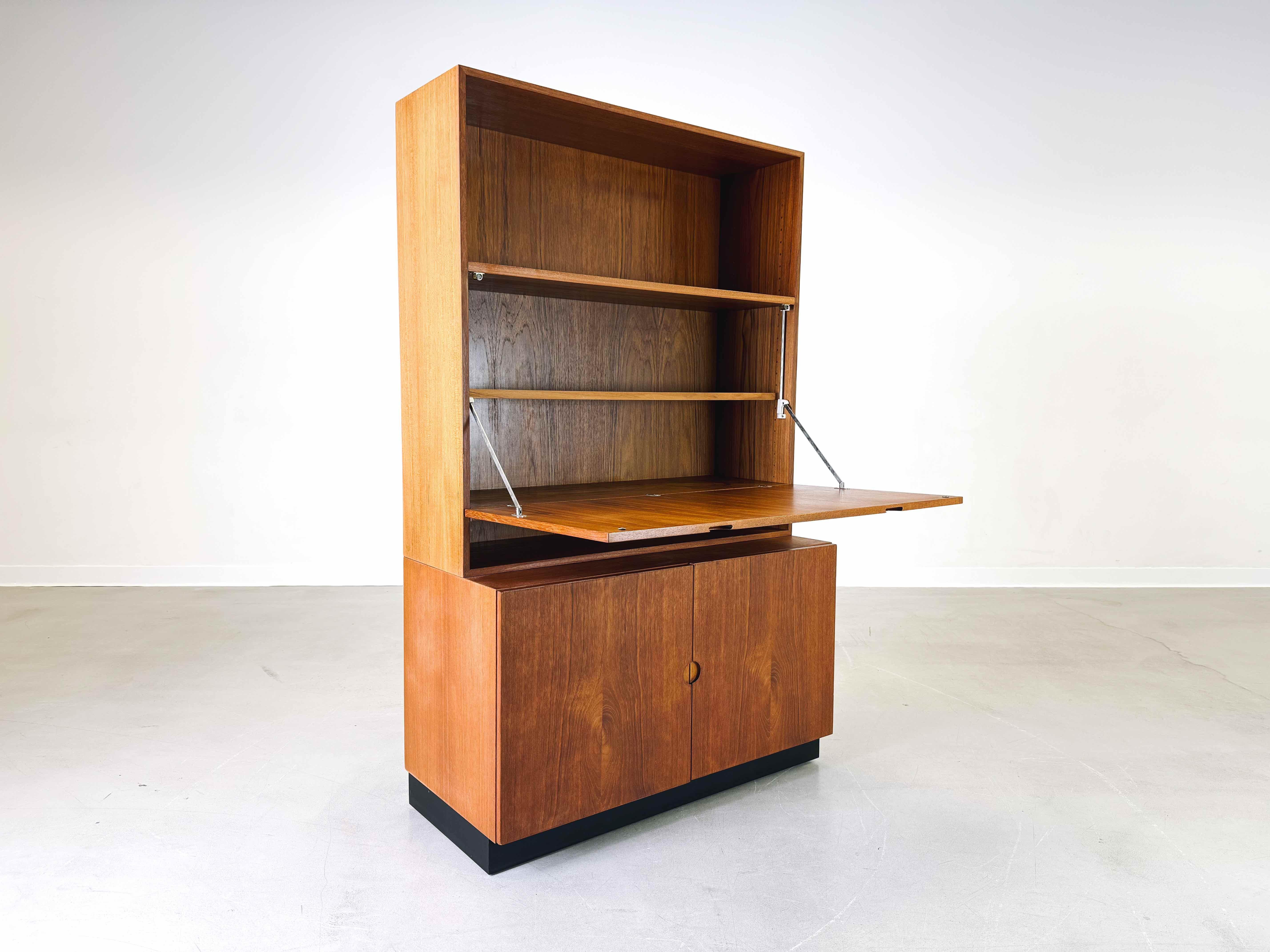 Mid-Century moderno Libreria per segretaria di metà secolo Bramin Sven Ellekär mobile a scaffale in teak in vendita