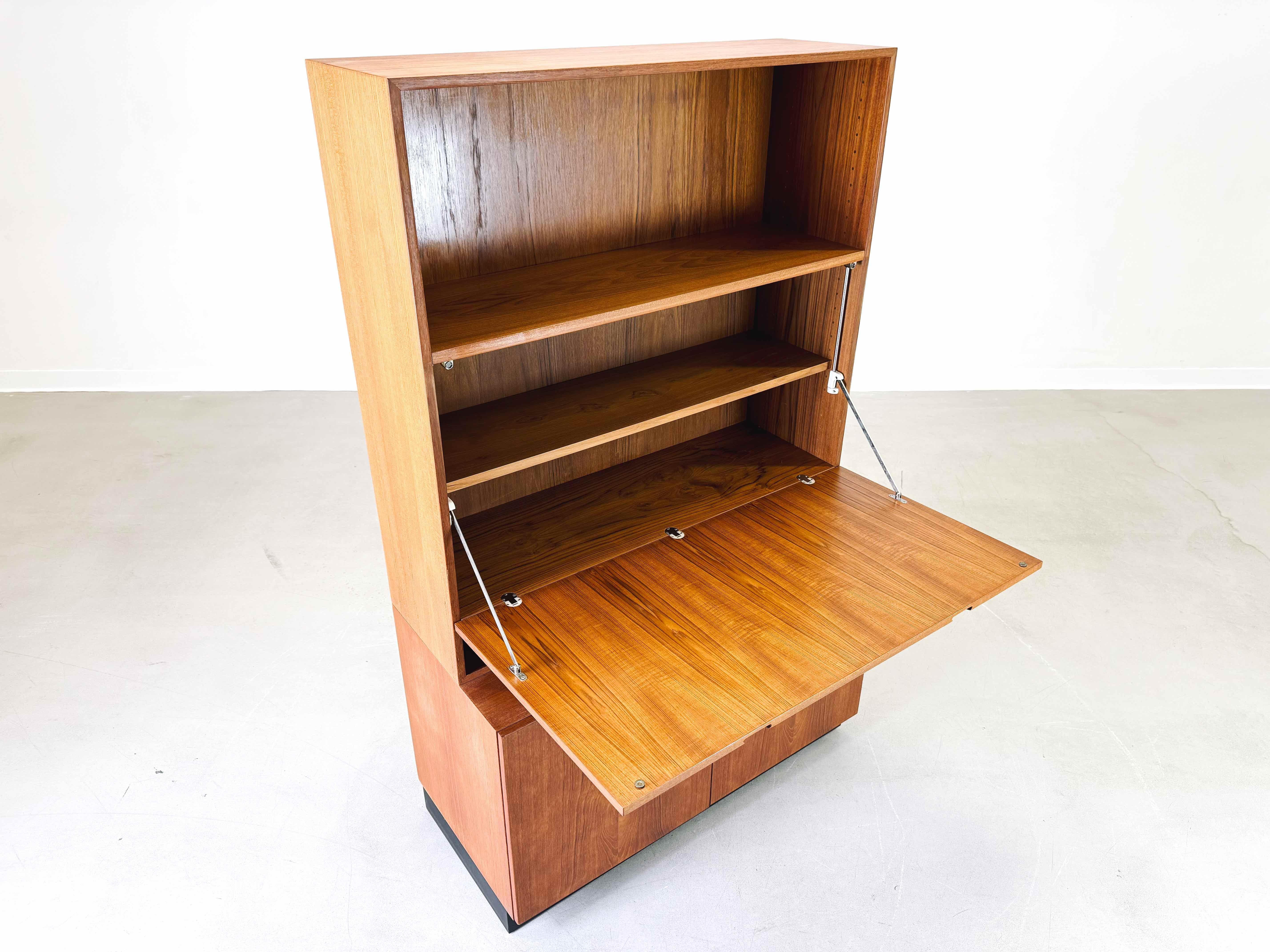 A olio Libreria per segretaria di metà secolo Bramin Sven Ellekär mobile a scaffale in teak in vendita