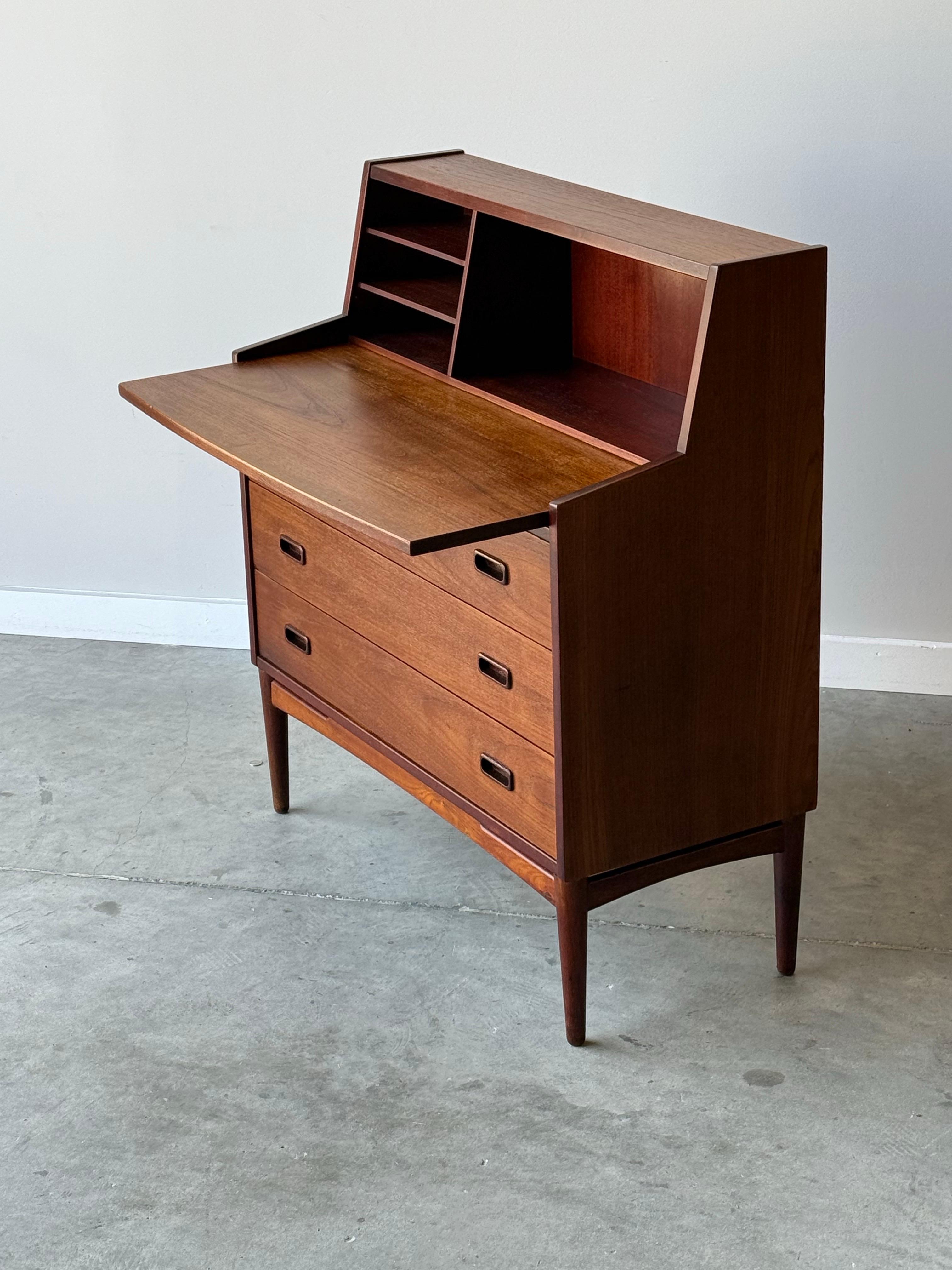 Sekretär aus der Mitte des Jahrhunderts, entworfen von Hovmand Olsen für Mogens Kold. Mit seinem warmen, wunderschön gemaserten Holz und den schlanken, minimalistischen Linien ist der Schreibtisch aus edlem Teakholz ein Beispiel für außergewöhnliche
