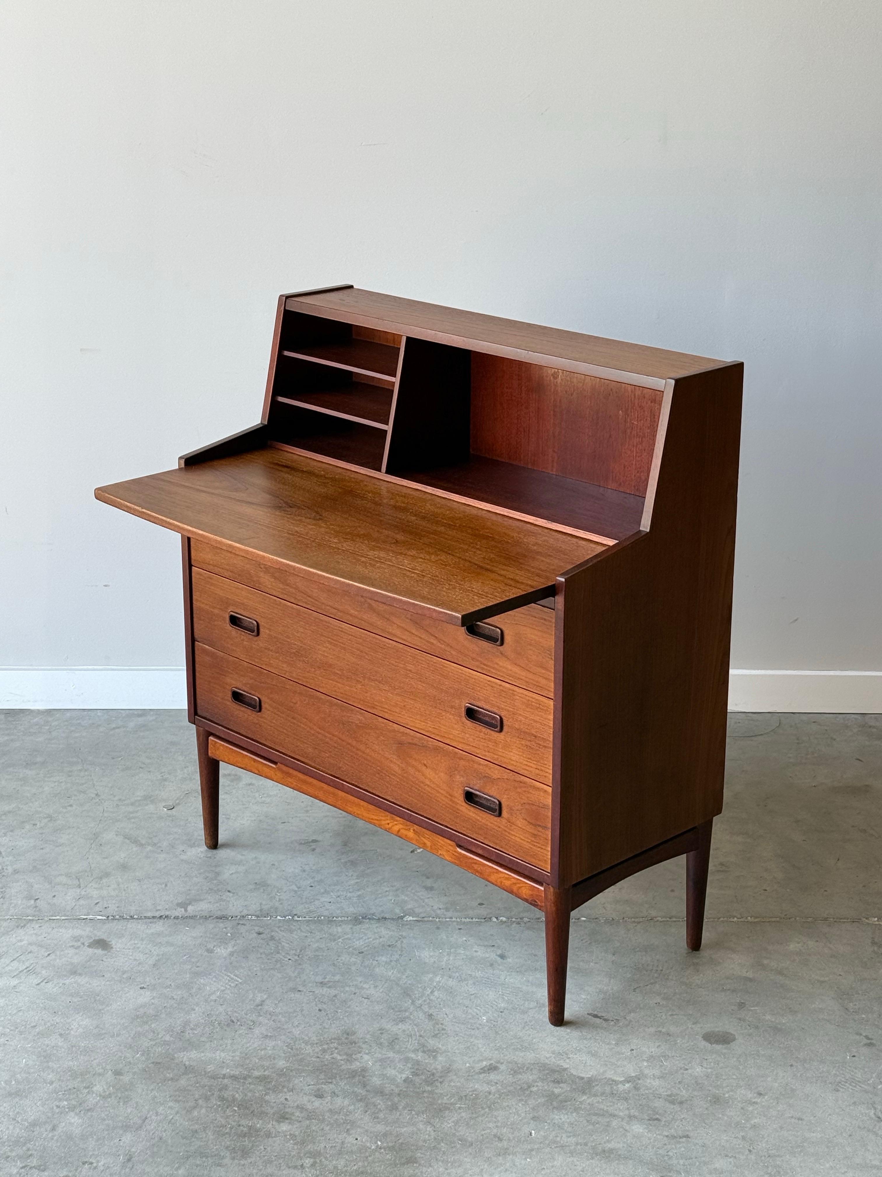 Sekretär-Schreibtisch aus der Mitte des Jahrhunderts von Hovmand Olsen für Mogens Kold (Mitte des 20. Jahrhunderts) im Angebot