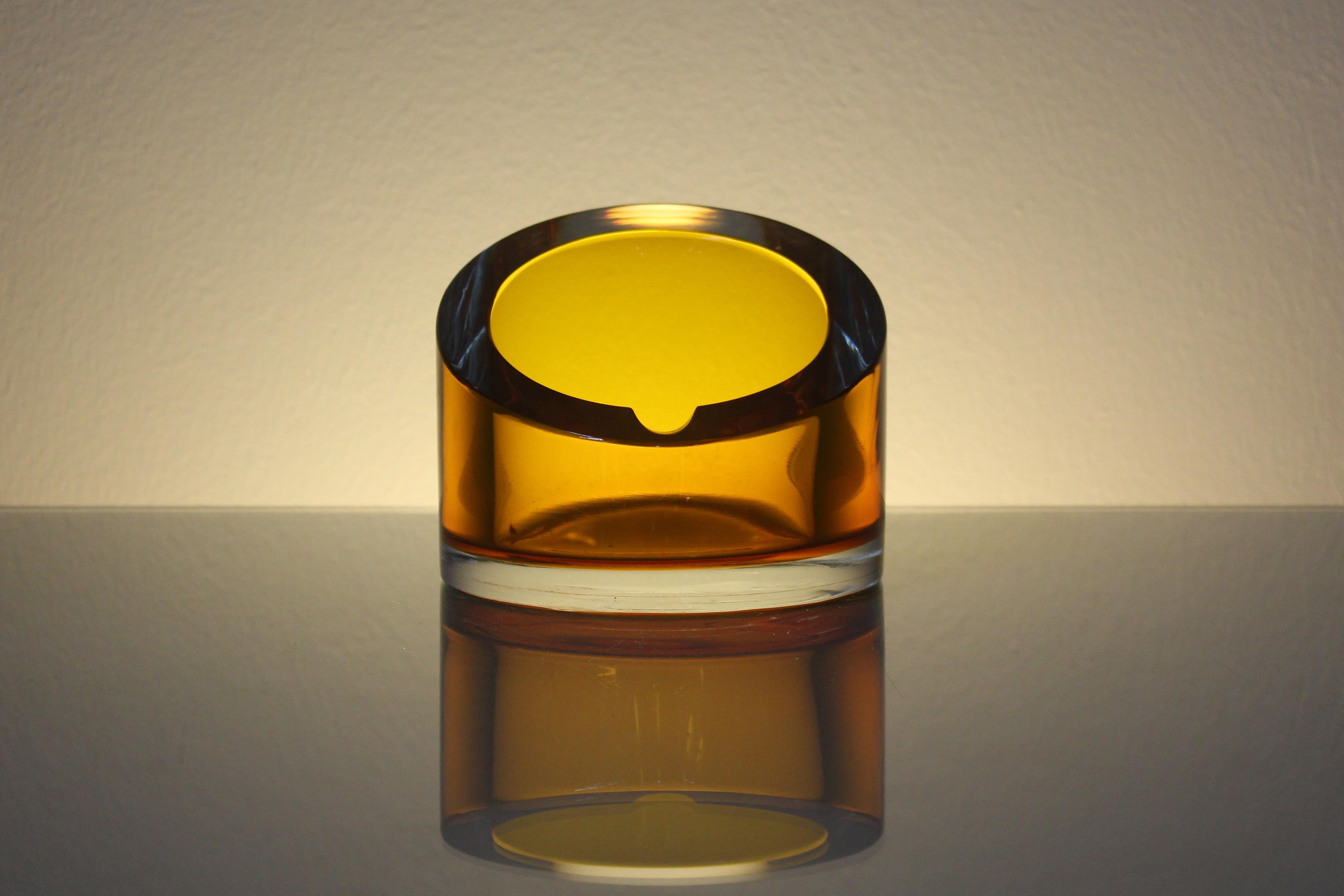 Cendrier en verre ambré de Murano, dans le style d'Archimede Seguso. Production italienne des années 70
Usure conforme à l'âge et à l'utilisation.