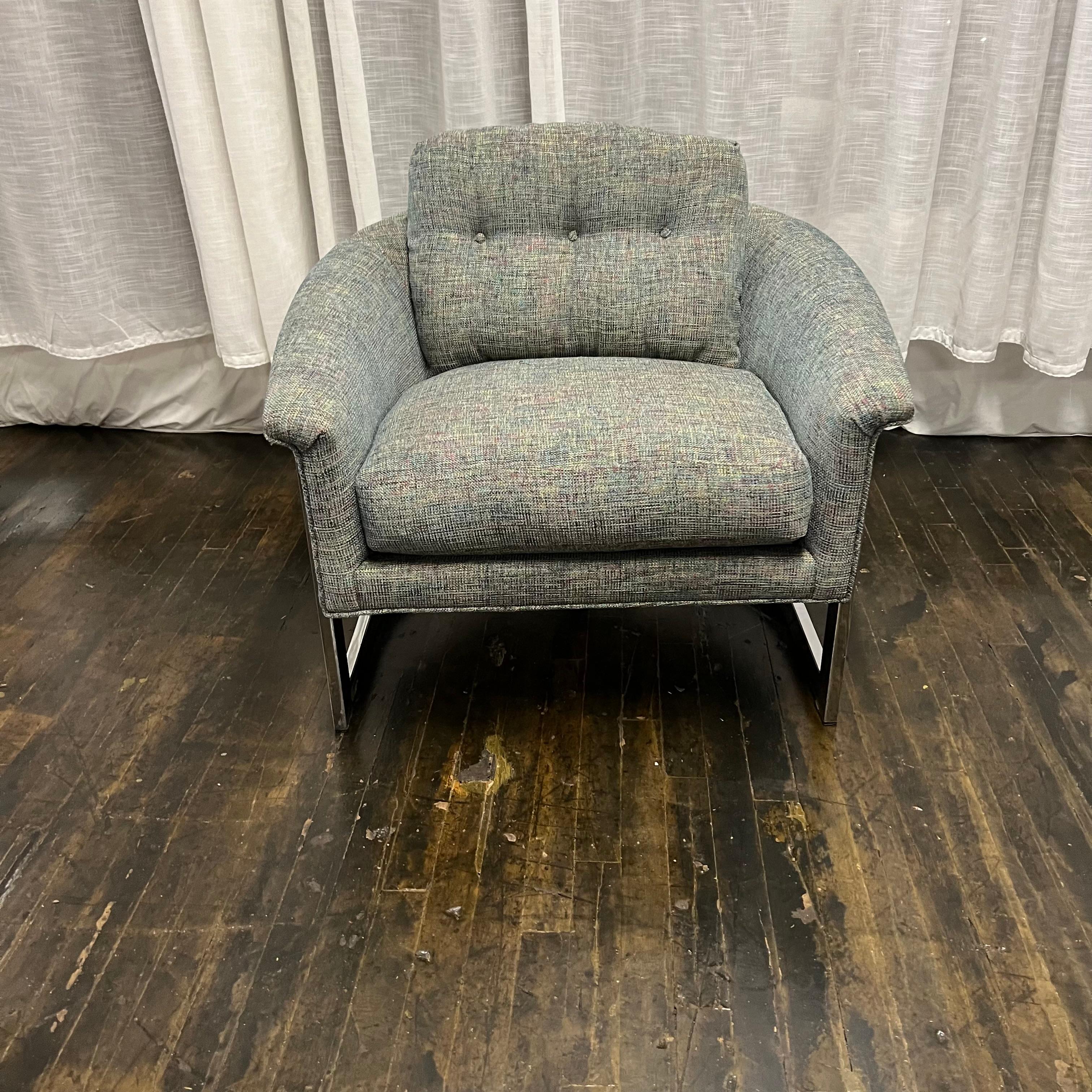 Magnifique chaise Selig du milieu du siècle attribuée à Milo Baughman, avec dossier en tonneau, reposant sur une base chromée suspendue.  Fraîchement retapissé dans un tissu tweed Holly HUNT de couleur vive qui se lit en bleu. Le Label d'origine a