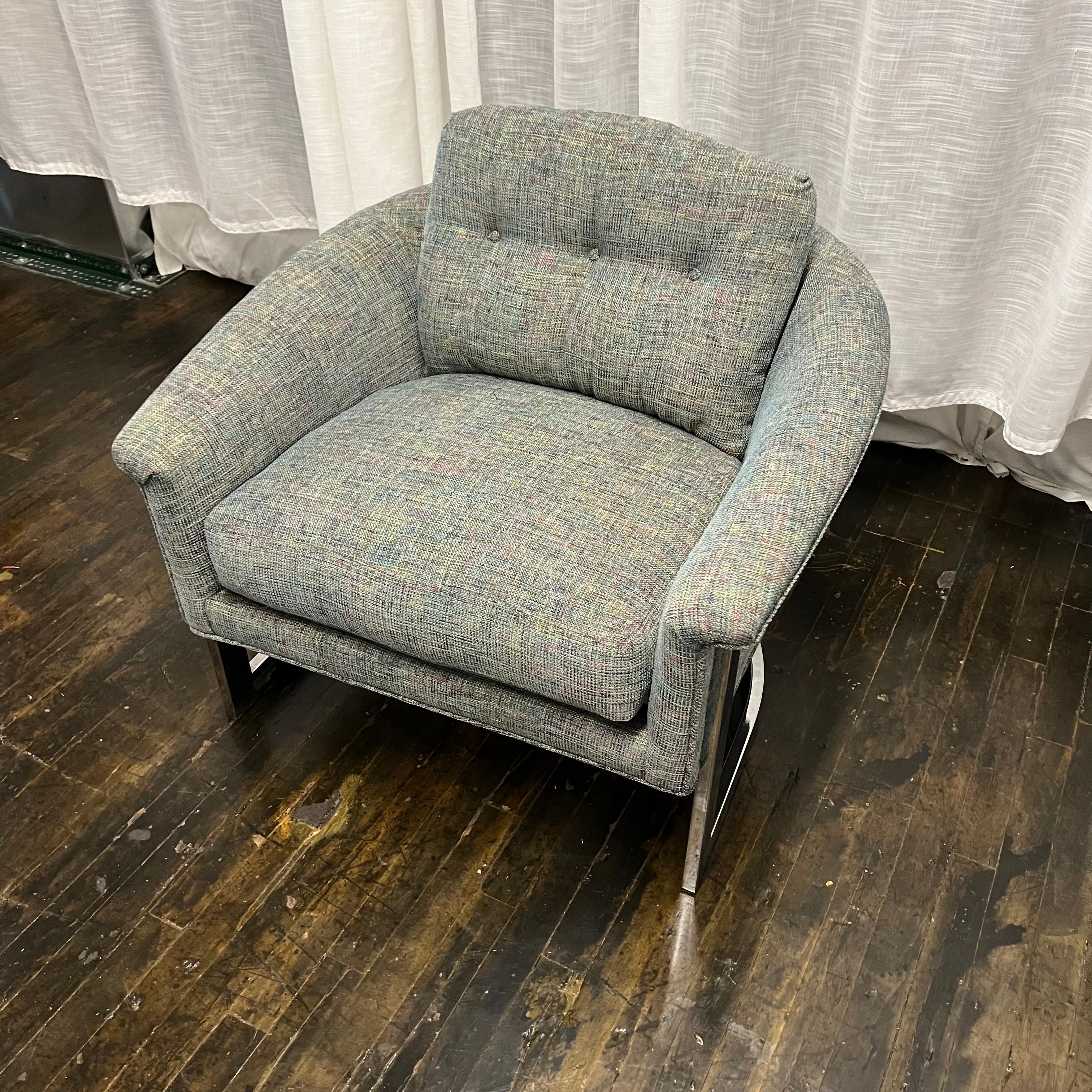 Mid-Century Modern Fauteuil de salon Selig du milieu du siècle dernier en tweed bleu à dossier baril sur base chromée en vente