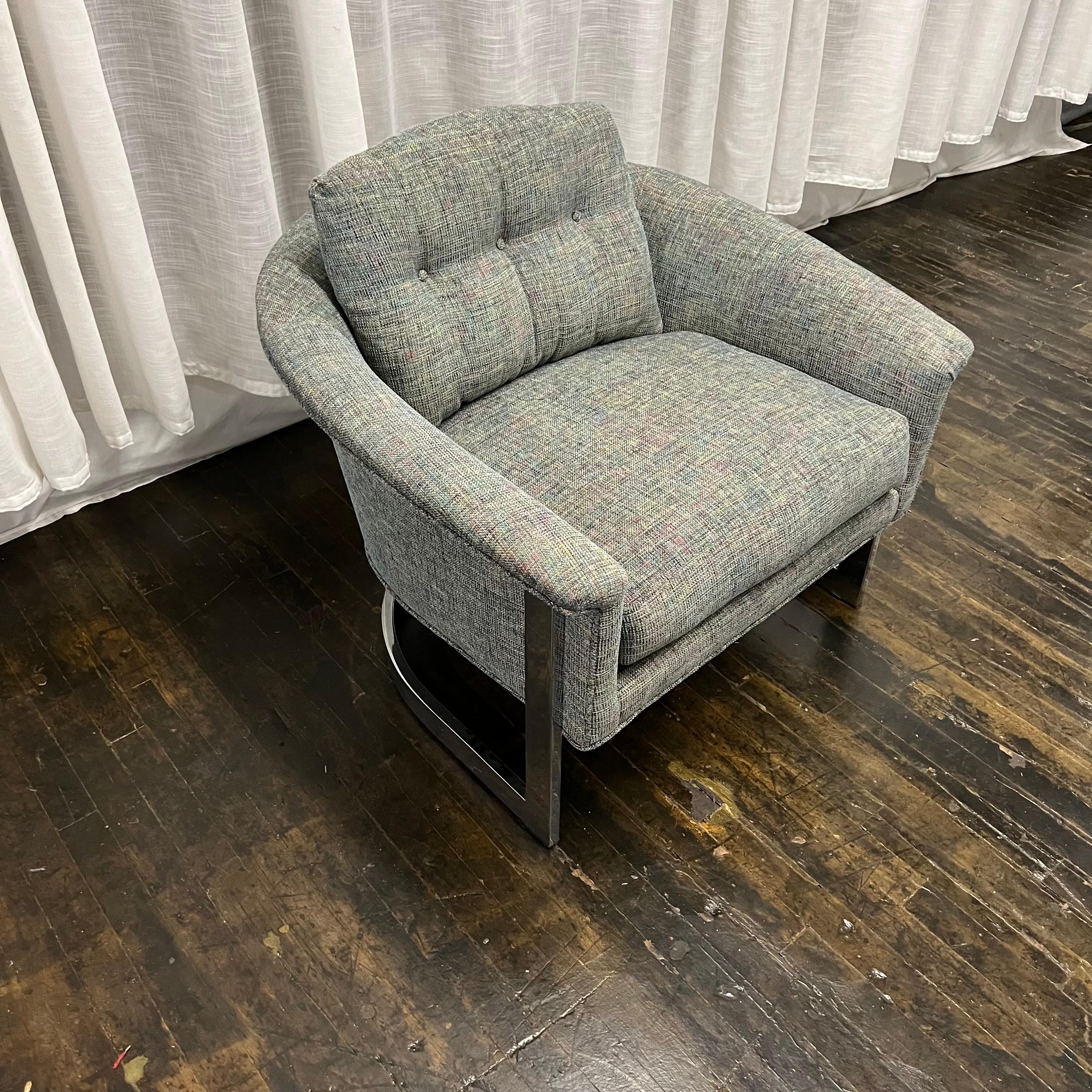 Américain Fauteuil de salon Selig du milieu du siècle dernier en tweed bleu à dossier baril sur base chromée en vente