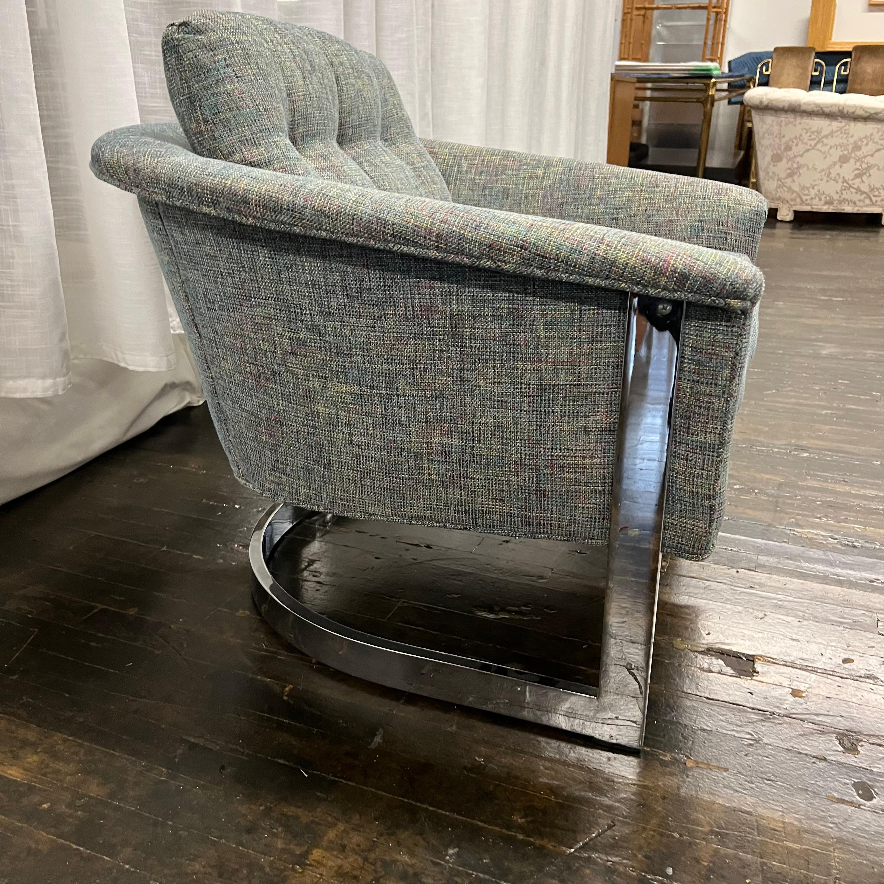 Fauteuil de salon Selig du milieu du siècle dernier en tweed bleu à dossier baril sur base chromée Bon état - En vente à Chicago, IL