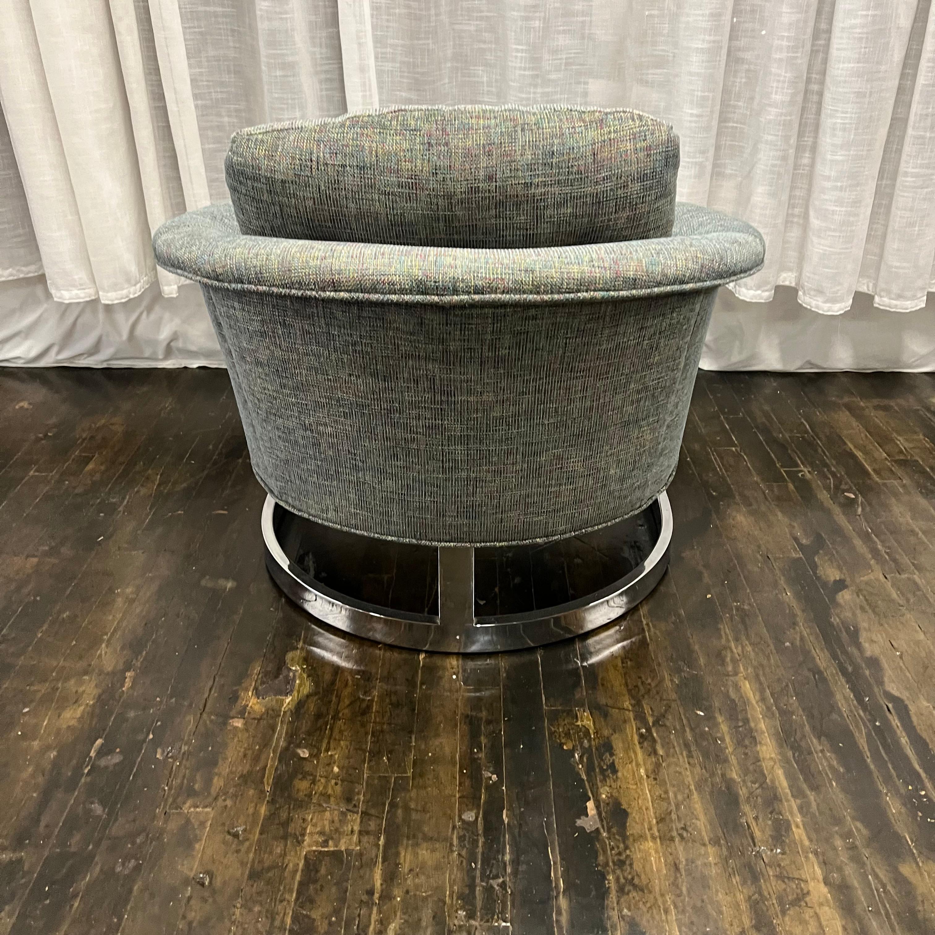 Tissu d'ameublement Fauteuil de salon Selig du milieu du siècle dernier en tweed bleu à dossier baril sur base chromée en vente