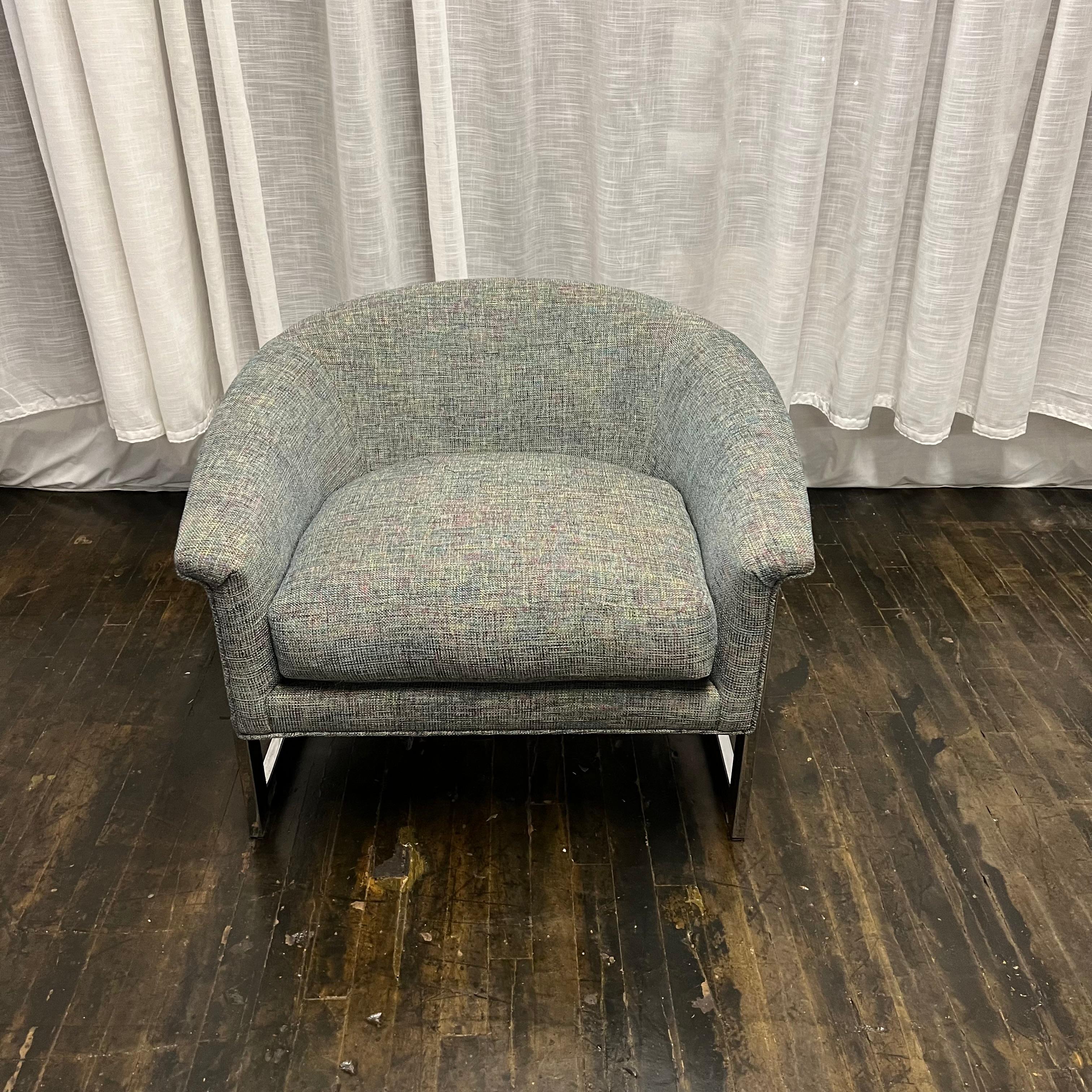 Fauteuil de salon Selig du milieu du siècle dernier en tweed bleu à dossier baril sur base chromée en vente 2