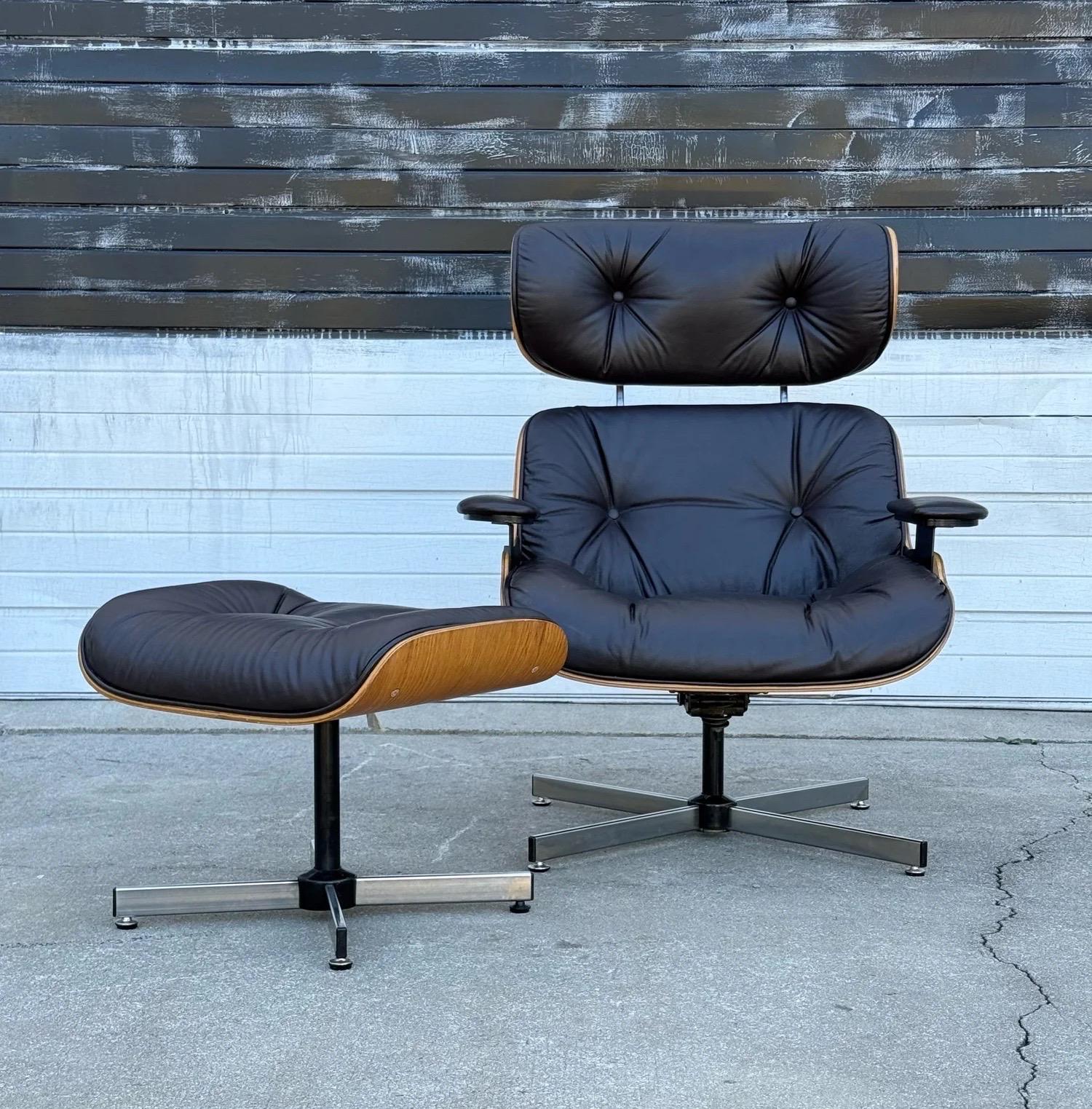 Salon pivotant et ottoman du milieu du siècle, fabriqués par Selig. Dans le style du salon Eames. Design/One iconique du dossier en bois courbé. Les deux sections sont reliées par des accents chromés. Le revêtement est d'un brun chocolat foncé riche