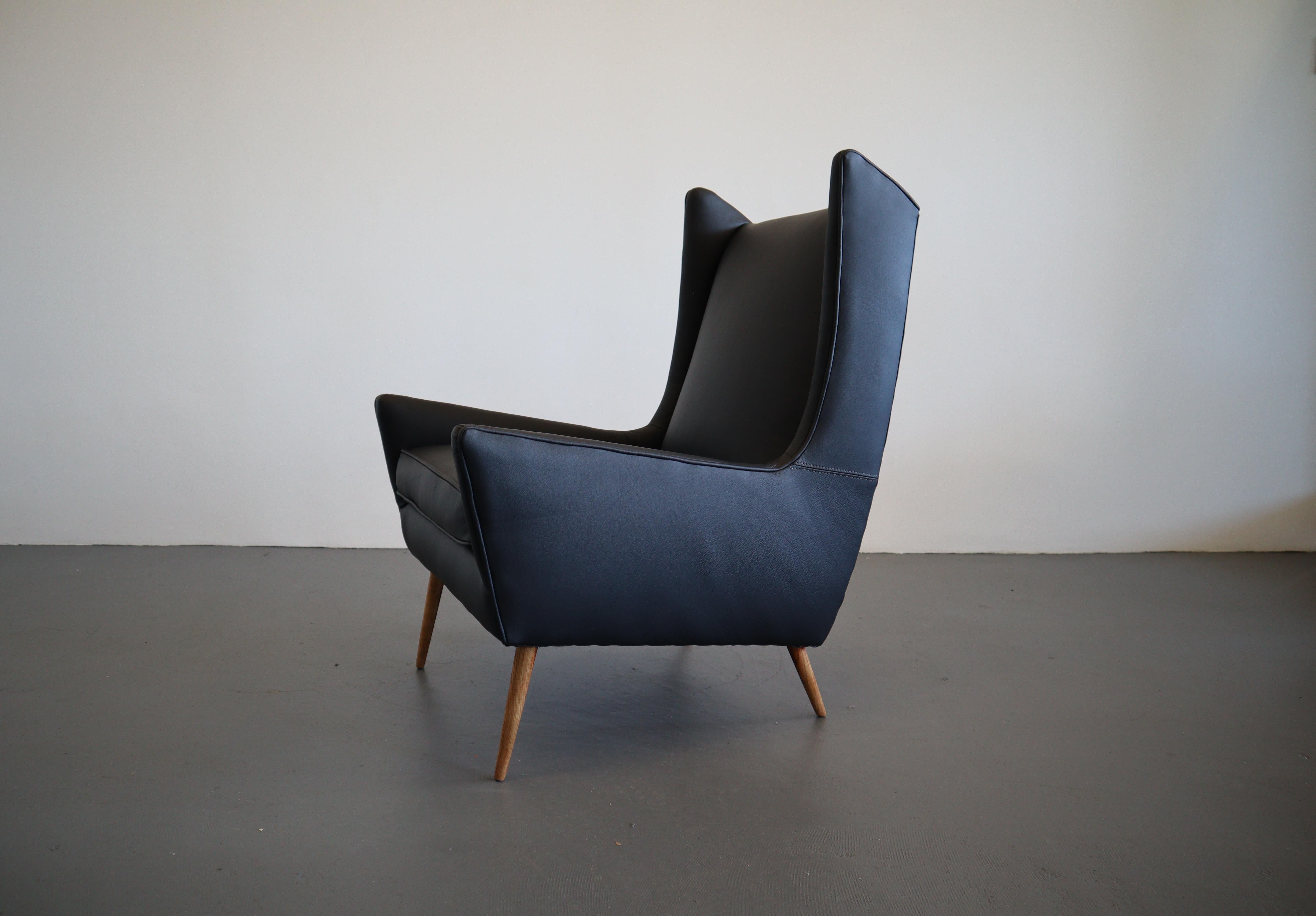 Mid Century Selig Lounge Chair in Leather For Sale 1
