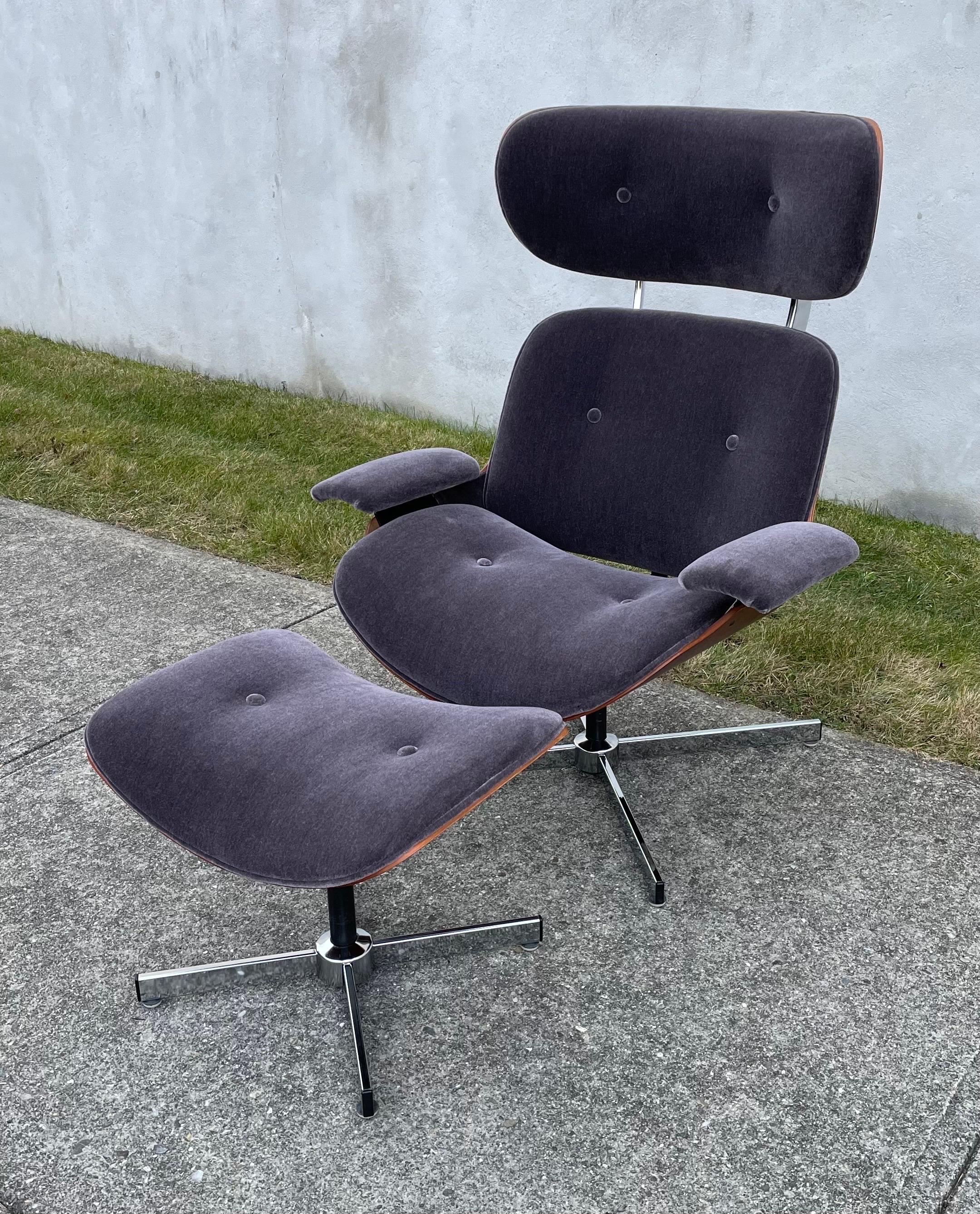 Mid-Century Modern Mid Century Lounge Chair & Ottoman in Gray Mohair by Selig For Sale