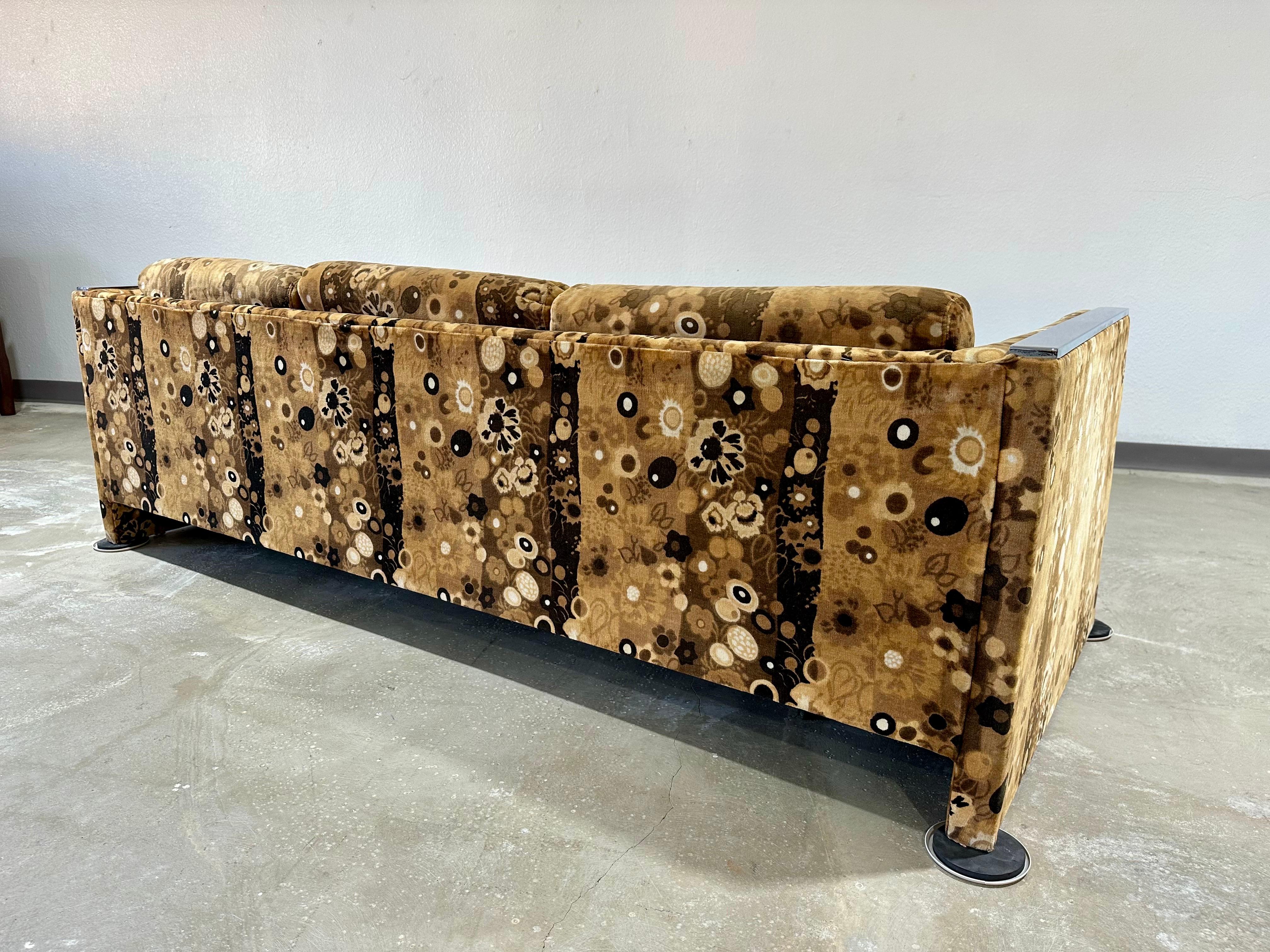 Velours Canapé Selig Mid Century en tissu d'ameublement Jack Lenor Larsen Primavera