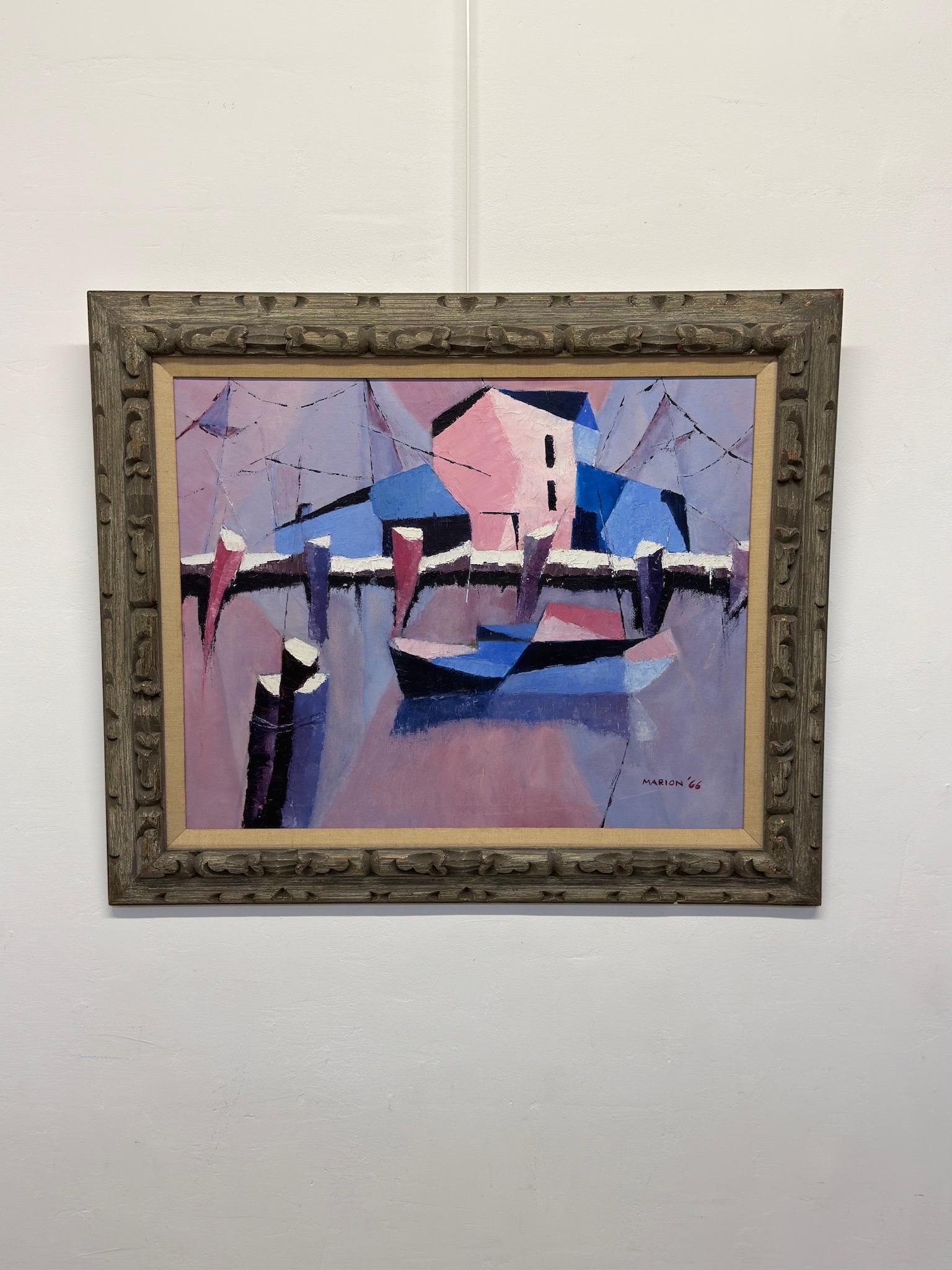 Pintura semiabstracta enmarcada en acrílico sobre lienzo que representa un puerto con pilotes, un barco y un edificio, utilizando suaves púrpuras, azules y rosas.  La pintura es de la artista Marion, 1966.