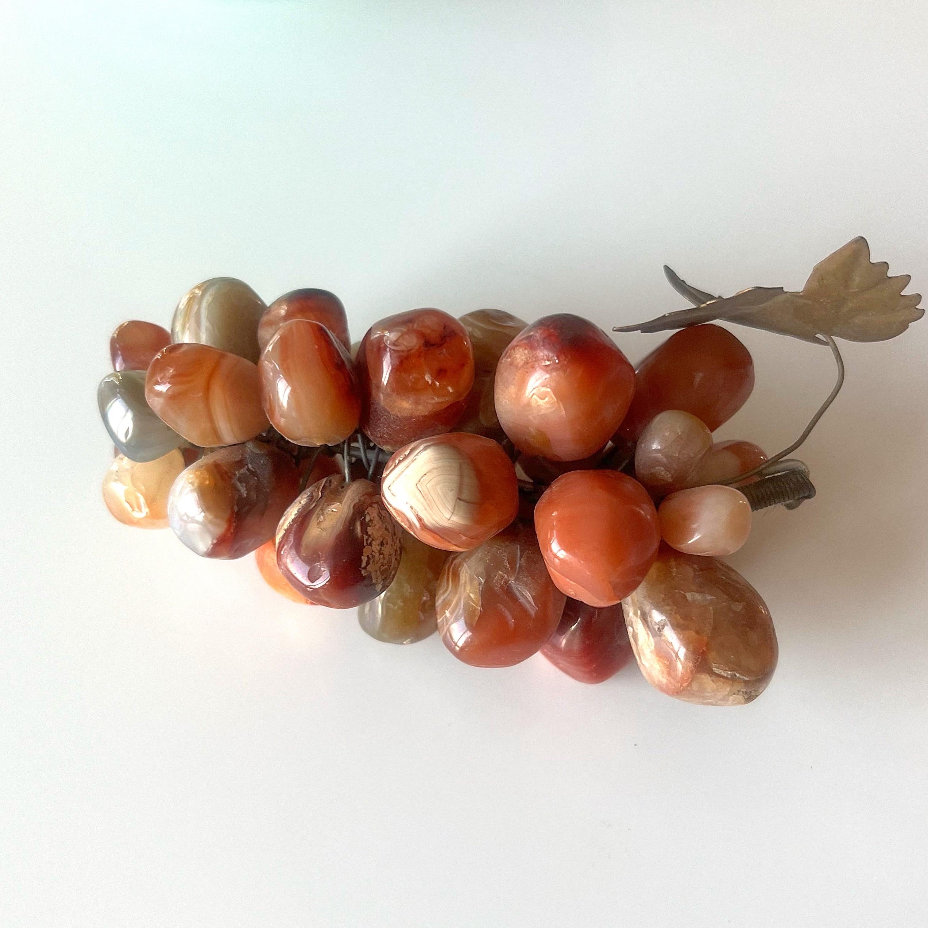 Racimos de uvas de piedras semipreciosas de mediados de siglo - un par Moderno de mediados de siglo en venta