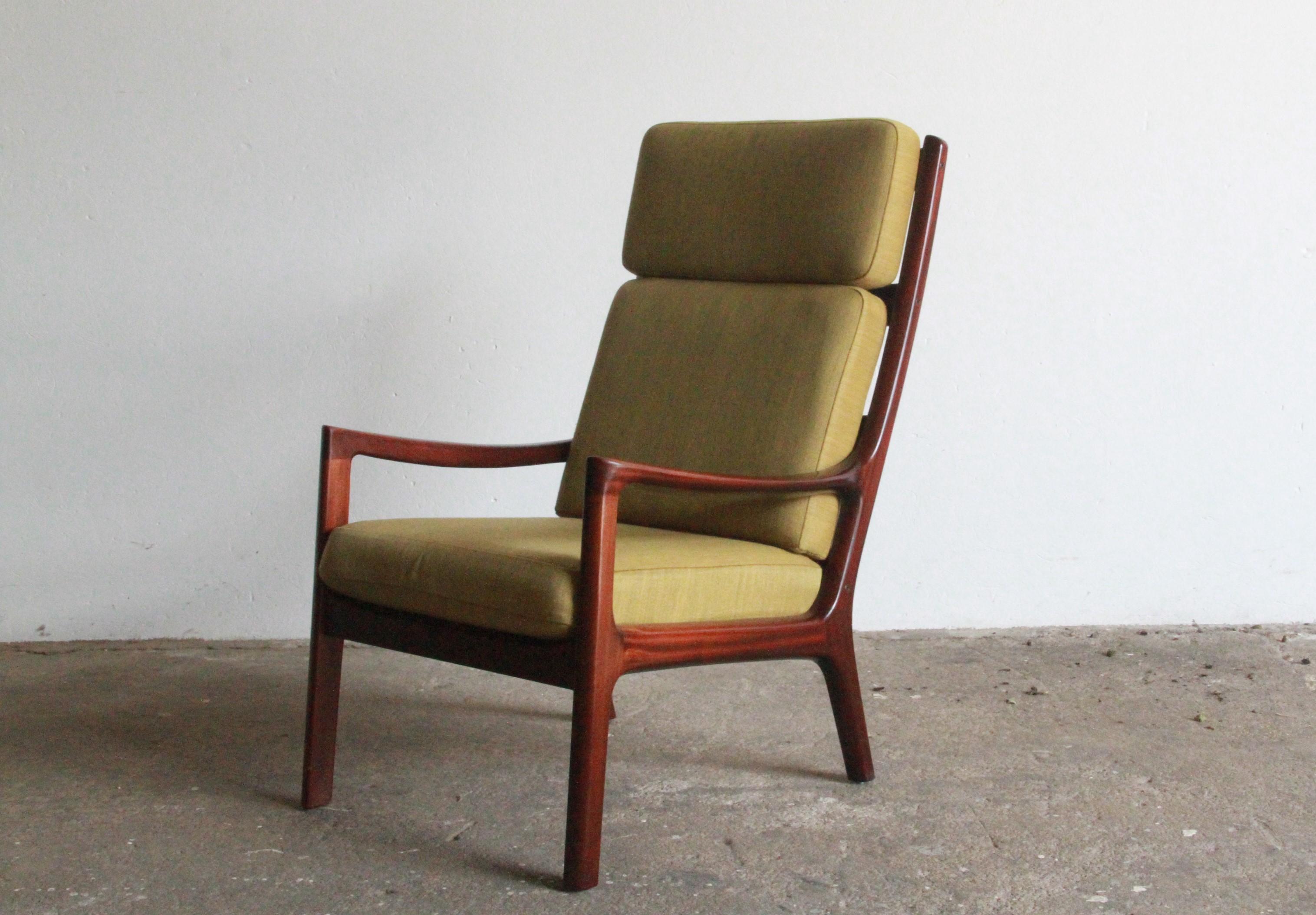 Preciosa butaca Senator de respaldo alto de Ole Wanscher, con los muelles originales del sistema Epeda en el interior de los cojines. Este sistema de muelles, que también se utiliza en los sofás y sillones GE290 de Wegner, proporciona una comodidad