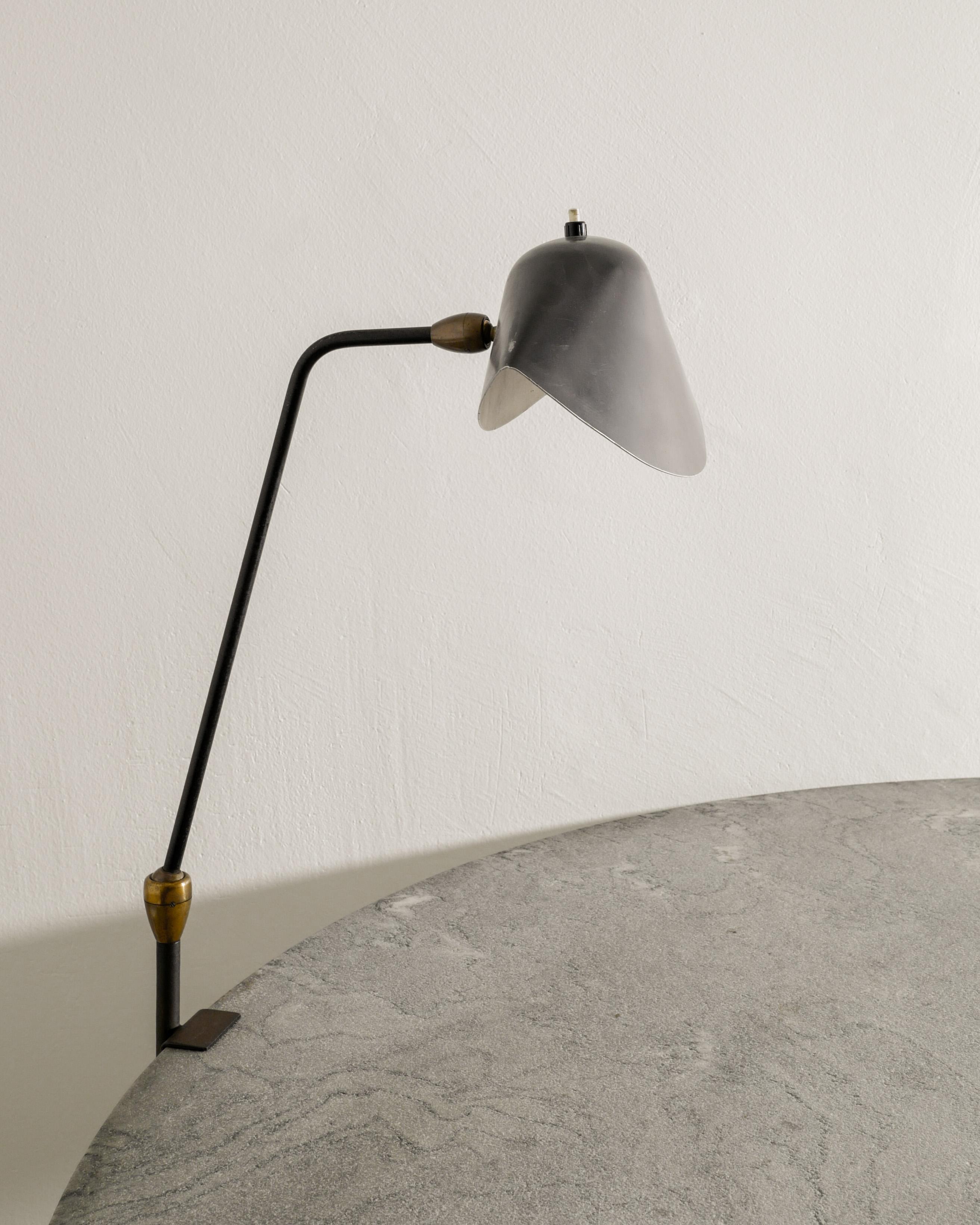 Mid-Century moderno Lampada da tavolo in metallo Serge Mouille Agrafée di metà secolo A. Simon Paris, anni '50 in vendita