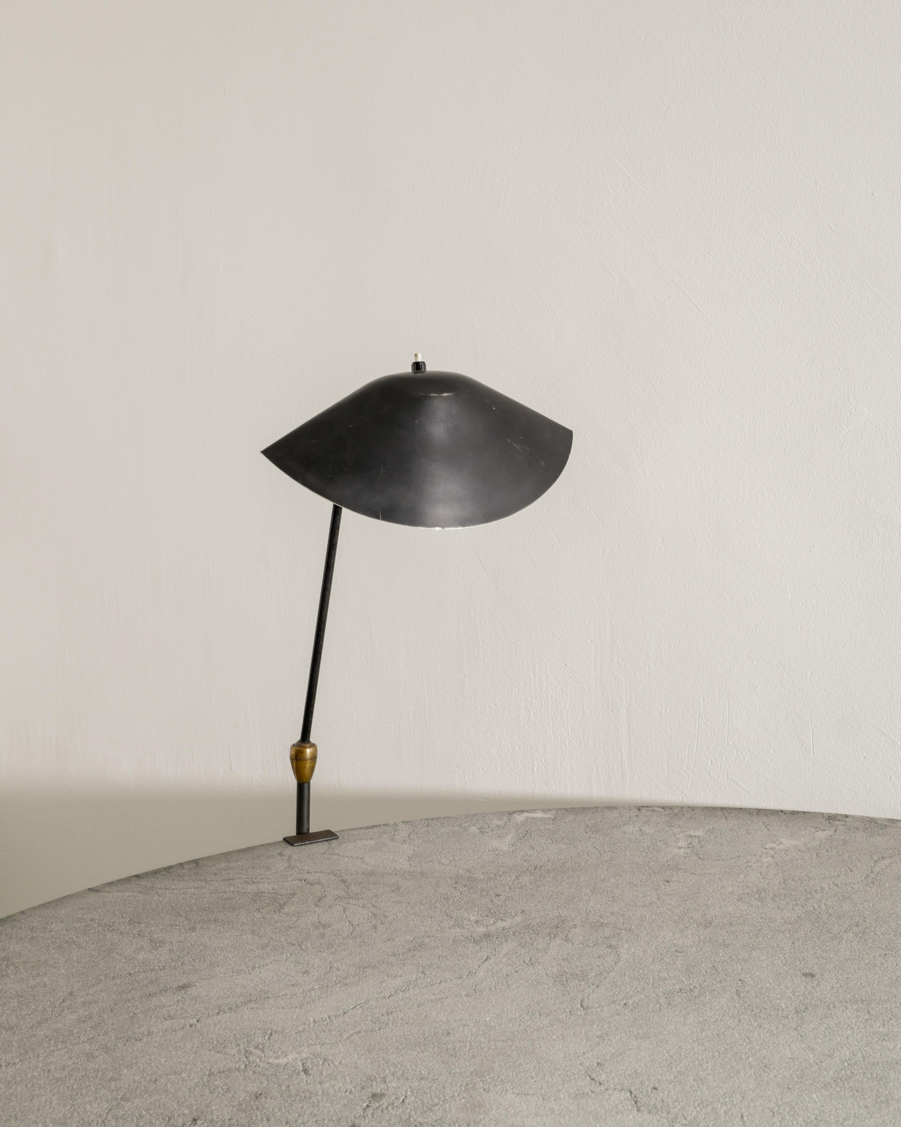 Svedese Lampada da tavolo in metallo Serge Mouille Agrafée di metà secolo A. Simon Paris, anni '50 in vendita