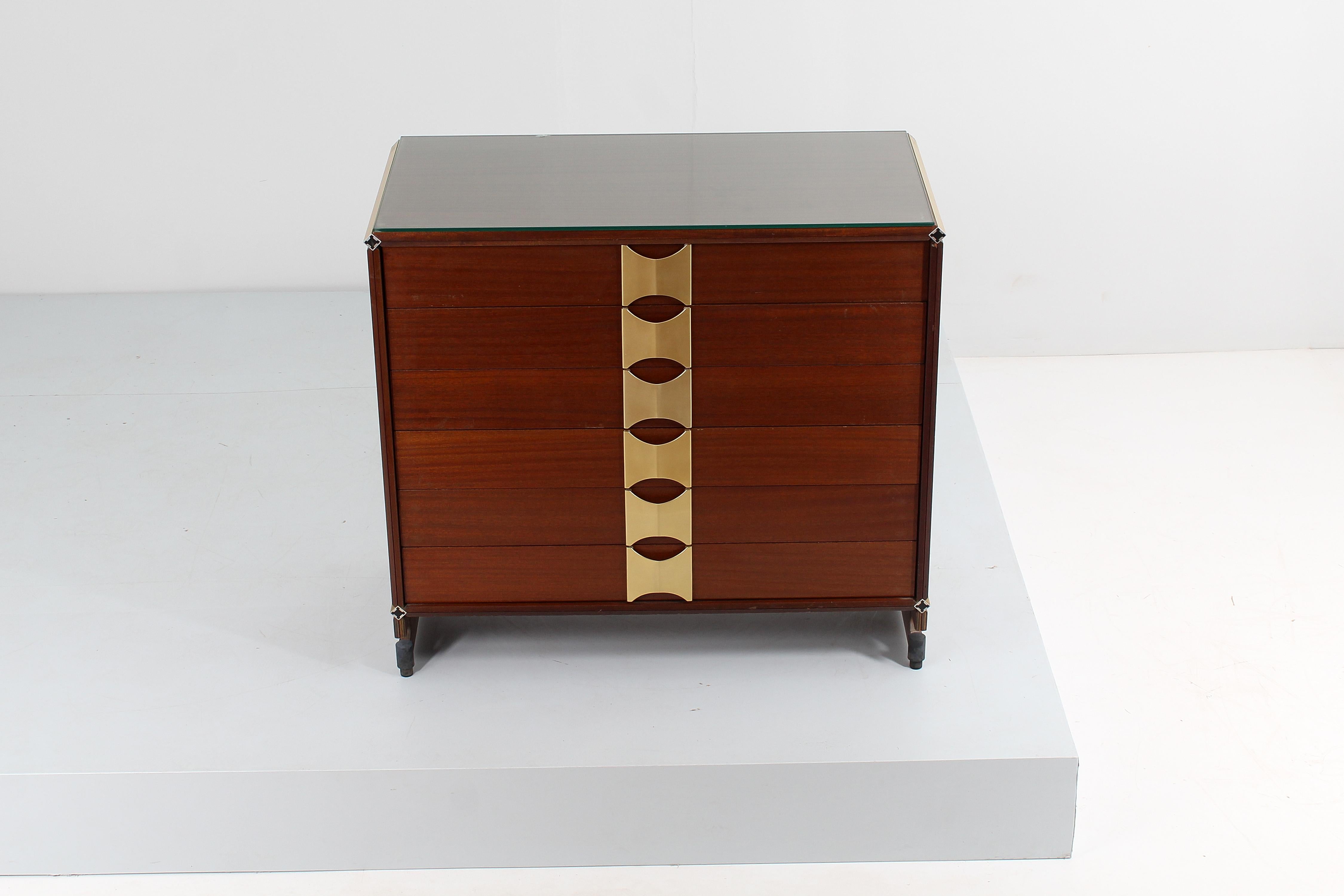 Beautiful chest of drawers with six large drawers, in wood with aesthetic perimeter finishes and large shaped handles in gilded metal. Upper surface with leaning glass (with a chip on one of the edges, visible in the photo). Modular series 