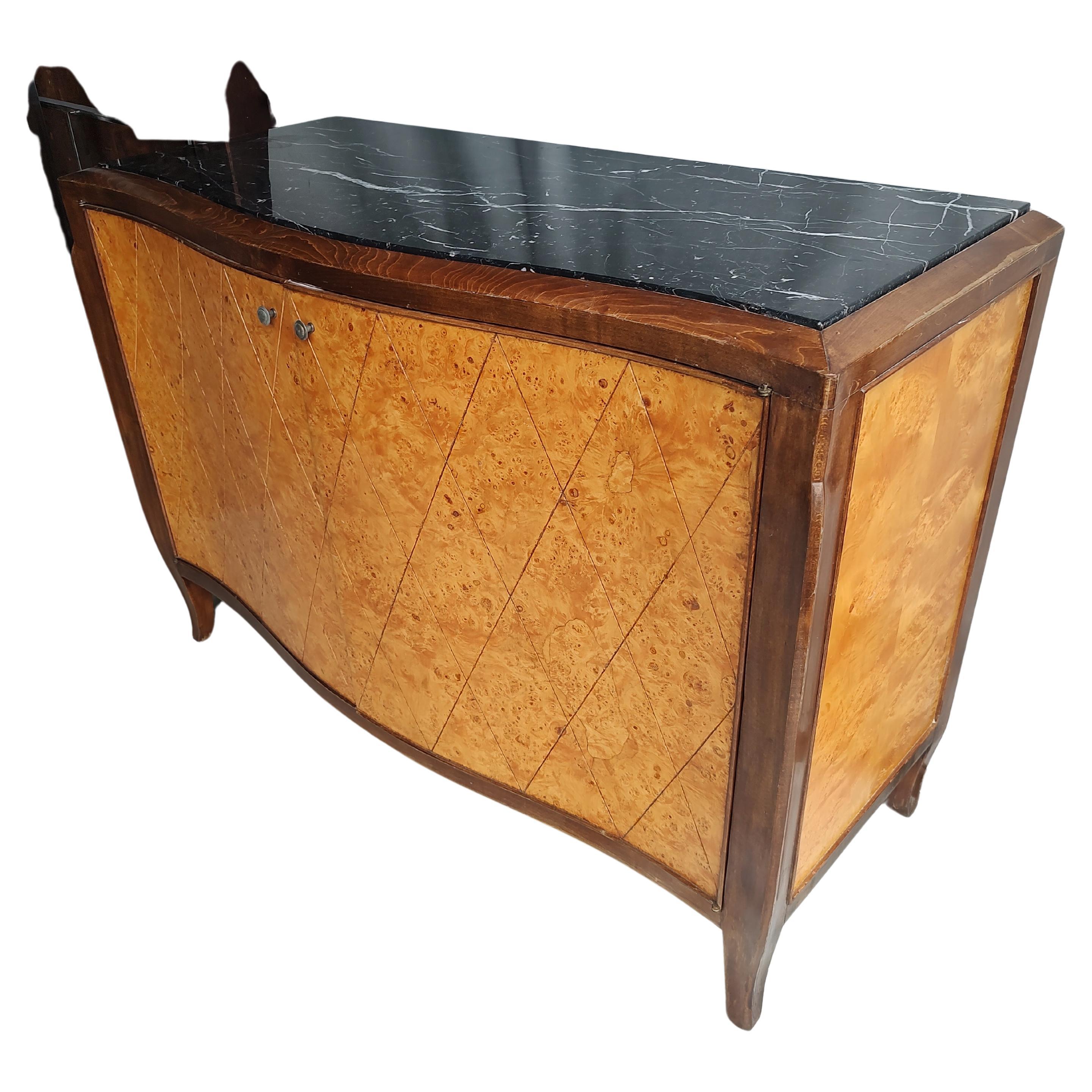 Fatto a mano Credenza di metà secolo in legno d'olivo serpentino con piano in marmo Made in Italy in vendita