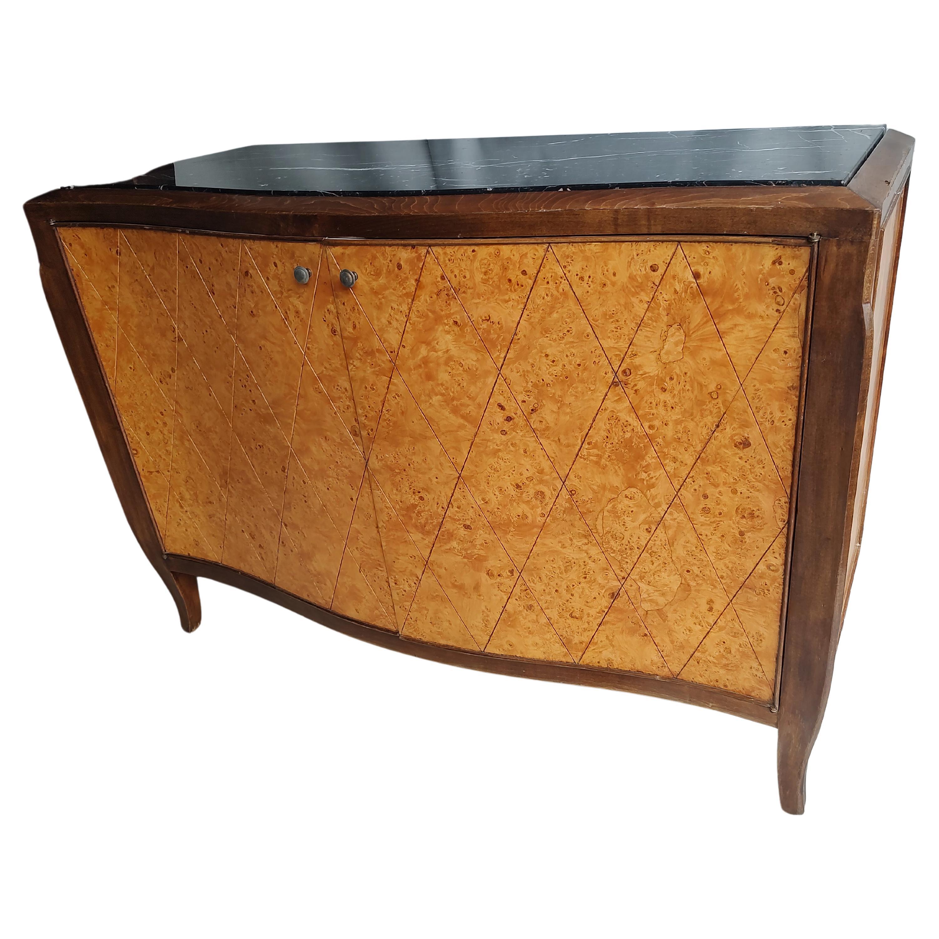 Credenza di metà secolo in legno d'olivo serpentino con piano in marmo Made in Italy In condizioni buone in vendita a Port Jervis, NY