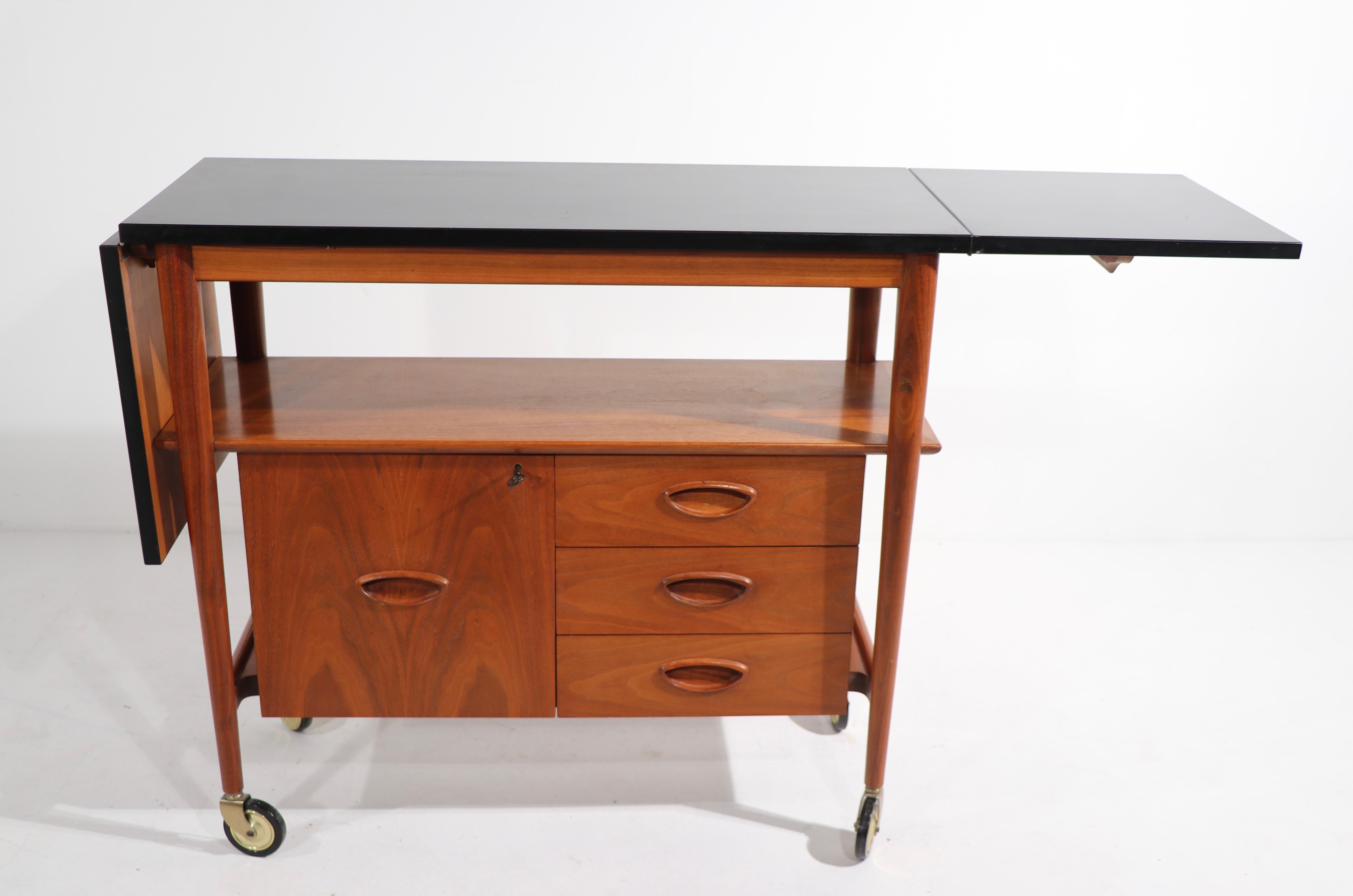 Mid Century Serving Bar Cart by Drexel Heritage In Good Condition In New York, NY
