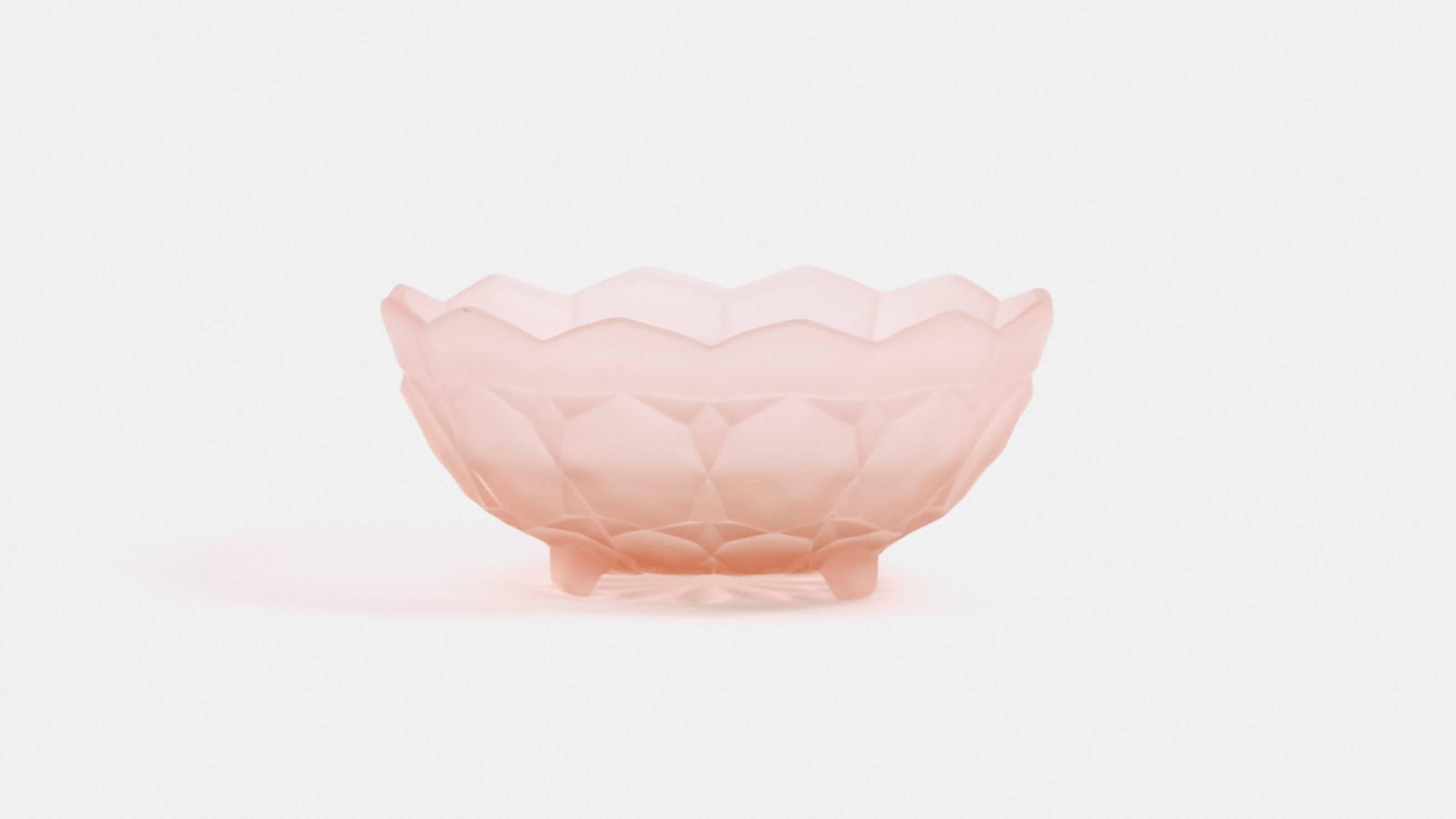 Midcentury set of cloudy pink serving bowls.

Set consists of one large and six small bowls.